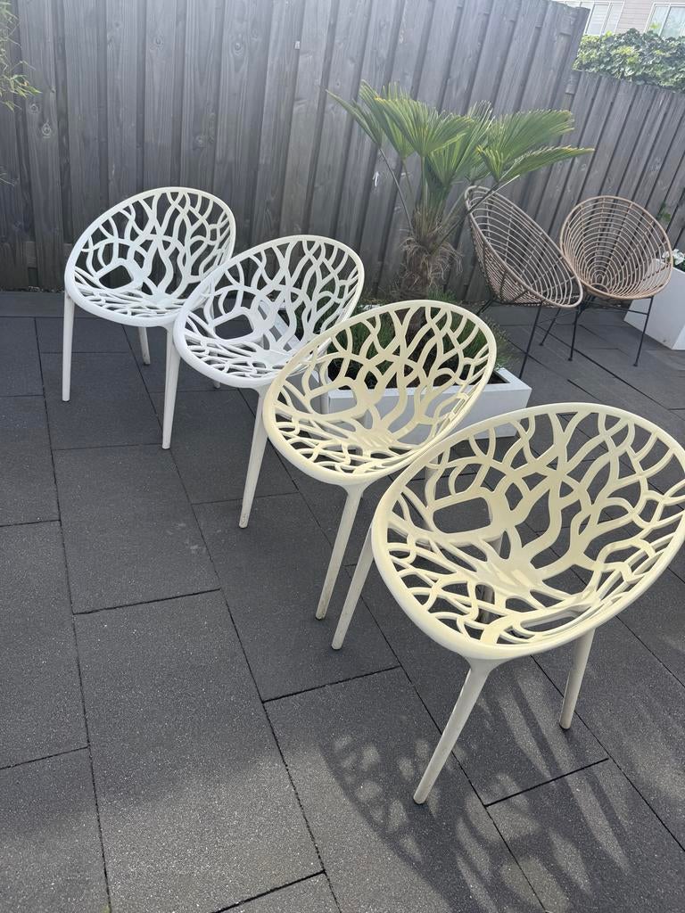 4 Witte tuinstoelen met uniek design, deels vergeeld, Ophalen, Gebruikt, Kunststof
