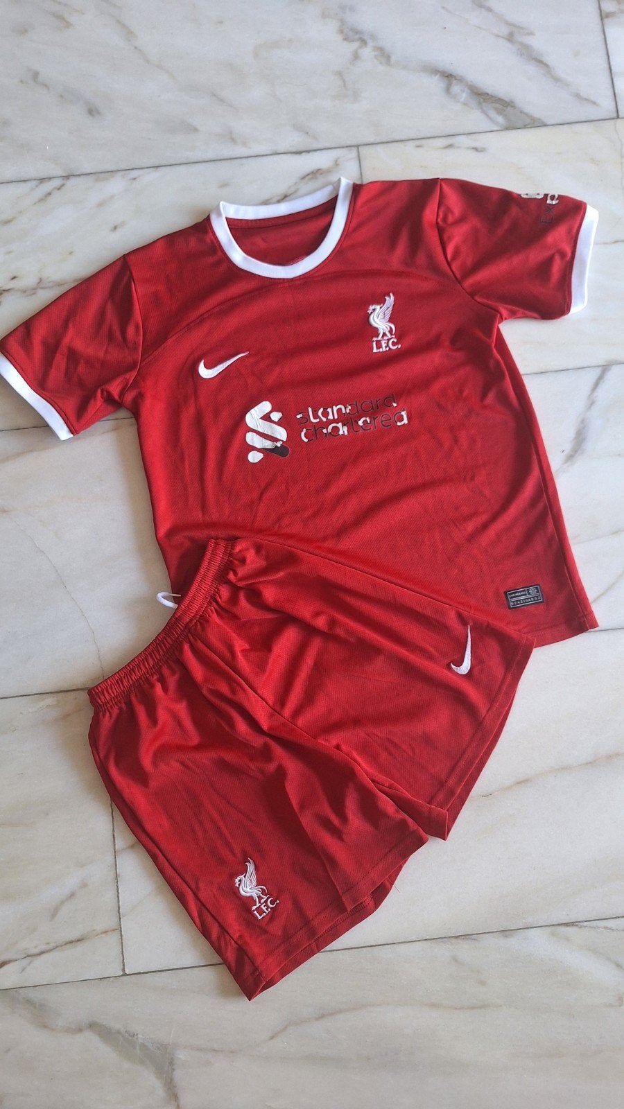 Liverpool thuisshirt en broekje - Maat 26, Ophalen of Verzenden, Gebruikt