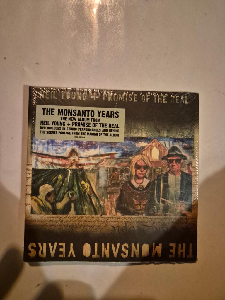 Neil Young + Promise of the real - The Monsanto years. Cd +, Cd's en Dvd's, Cd's | Rock, Ophalen of Verzenden, Nieuw in verpakking