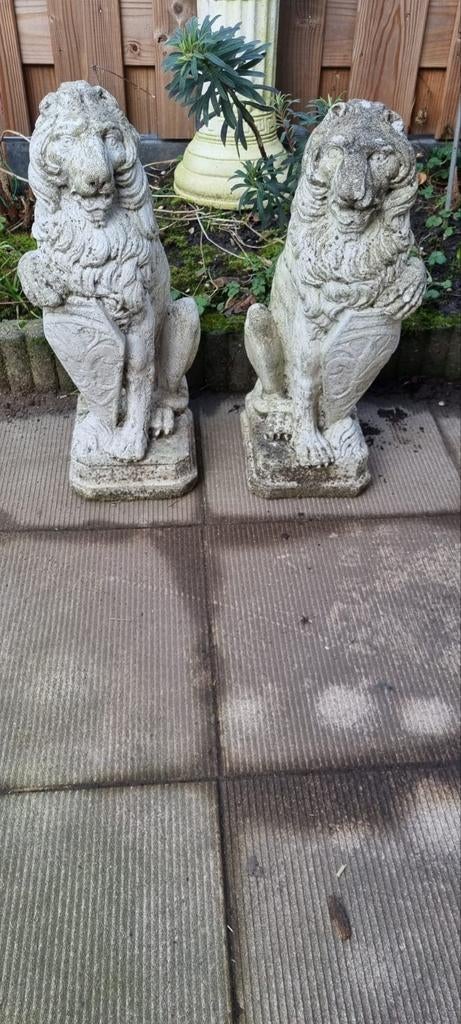Setje antieke leeuwen met wapen, Ophalen