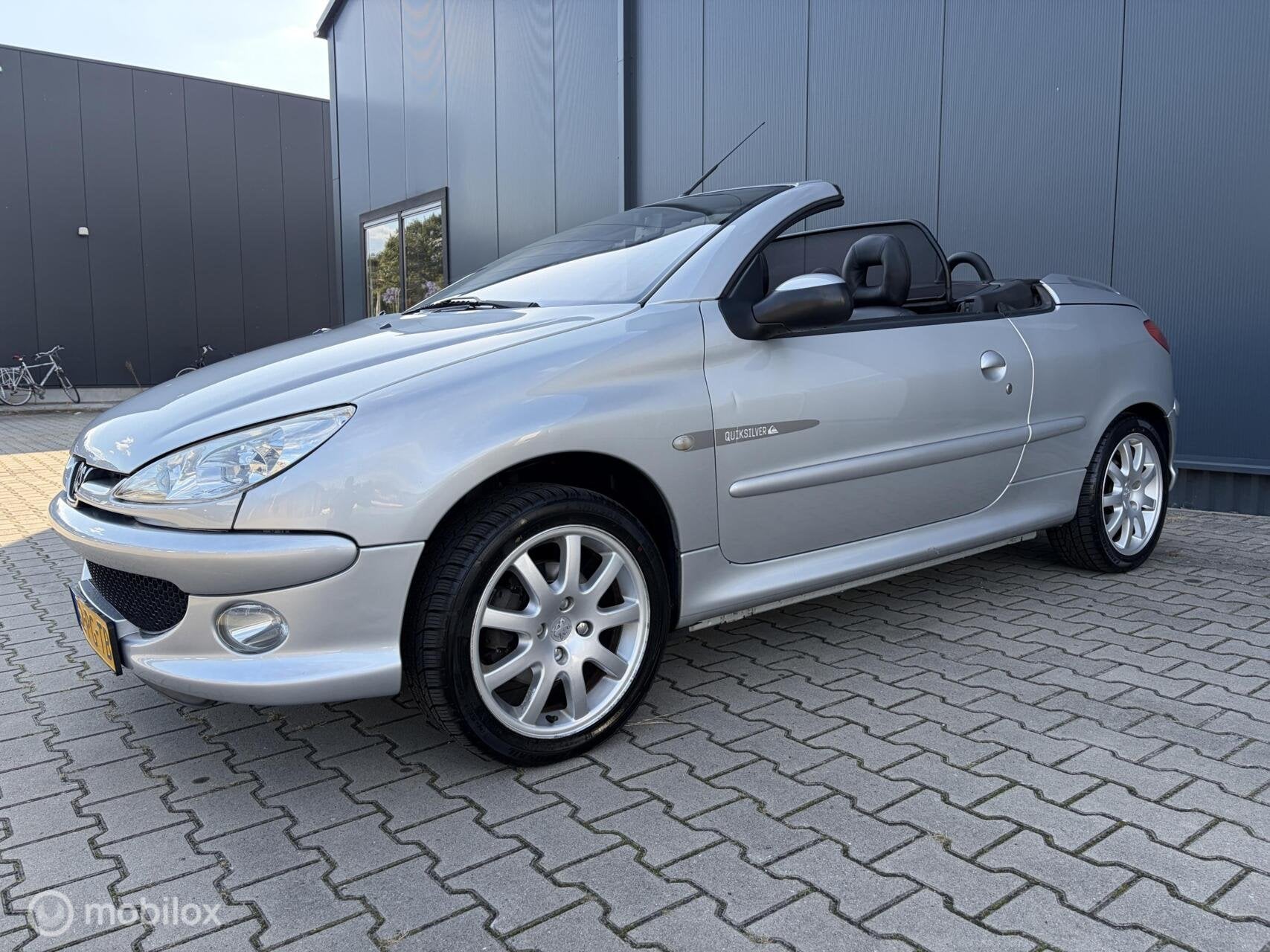 Peugeot 206 CC 1.6-16V Quiksilver Clima Leer Uniek Youngtime, Auto's, Voorwielaandrijving, Dealer onderhouden, Gebruikt, Zwart