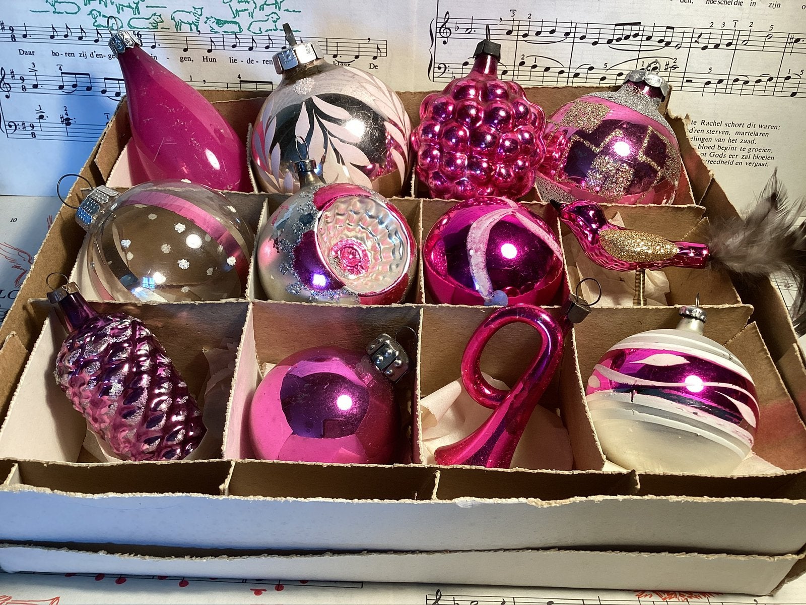 Paarse en roze oude glazen kerstballen, hele doos voor 22,50, Diversen, Kerst, Ophalen of Verzenden, Gebruikt