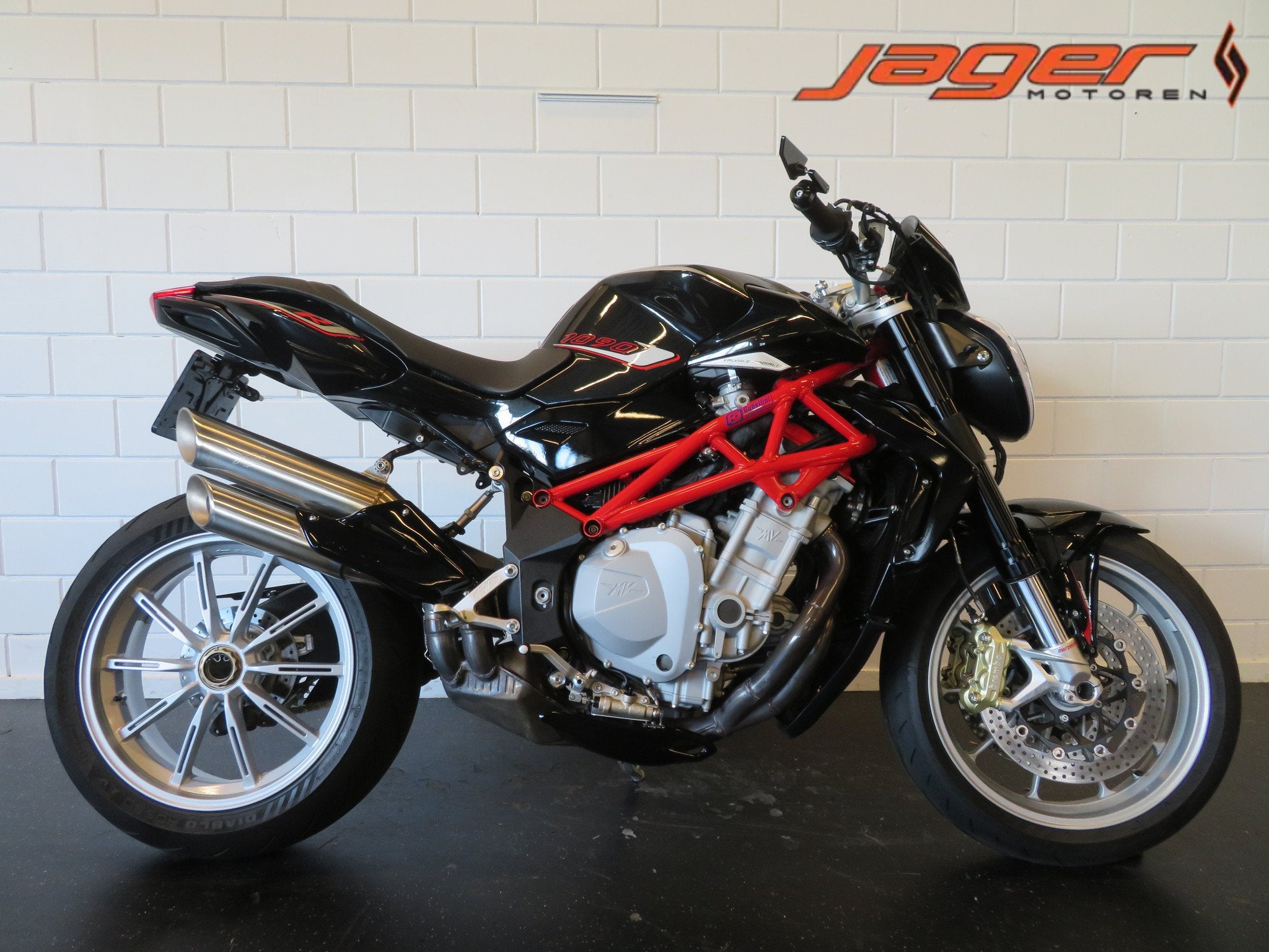 MV Agusta BRUTALE 1078 R ABS NIEUWSTAAT! (bj 2018), Motoren, Naked bike, Gebruikt, Bedrijf