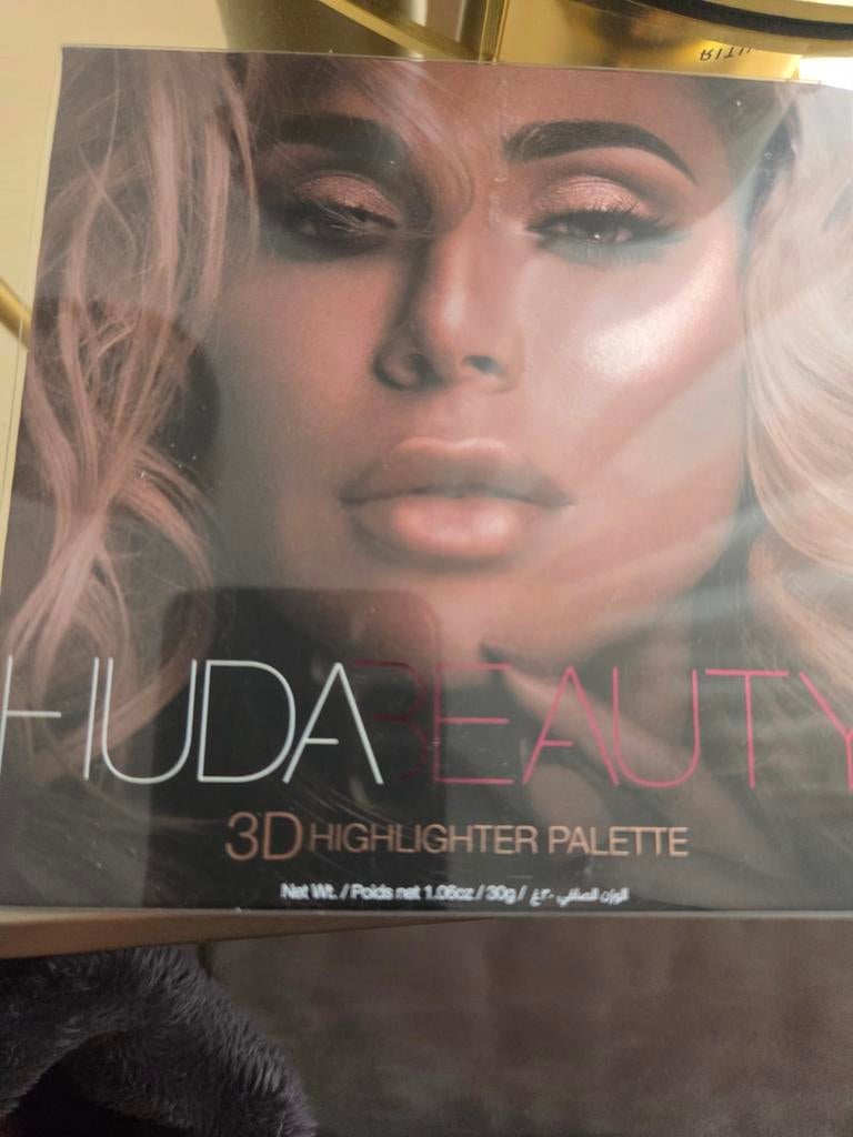 Nieuwe Huda Beauty 3D Highlighter Palet - Prachtig!, Ophalen of Verzenden, Nieuw, Gehele gezicht, Make-up