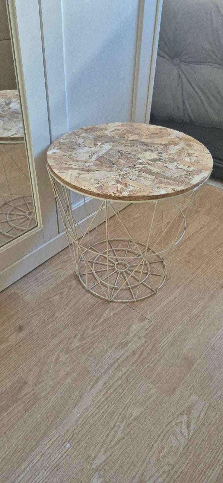 Gratis af te halen: Mandje/tafeltje met houten blad, Ophalen, Gebruikt, Rechthoekig, Minder dan 55 cm