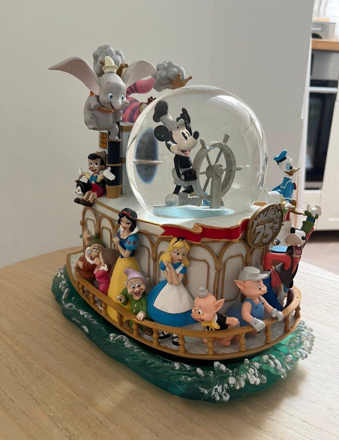 Disney Store Mickey 75th anniversary steamboat snowglobe, Verzamelen, Ophalen of Verzenden, Mickey Mouse, Zo goed als nieuw