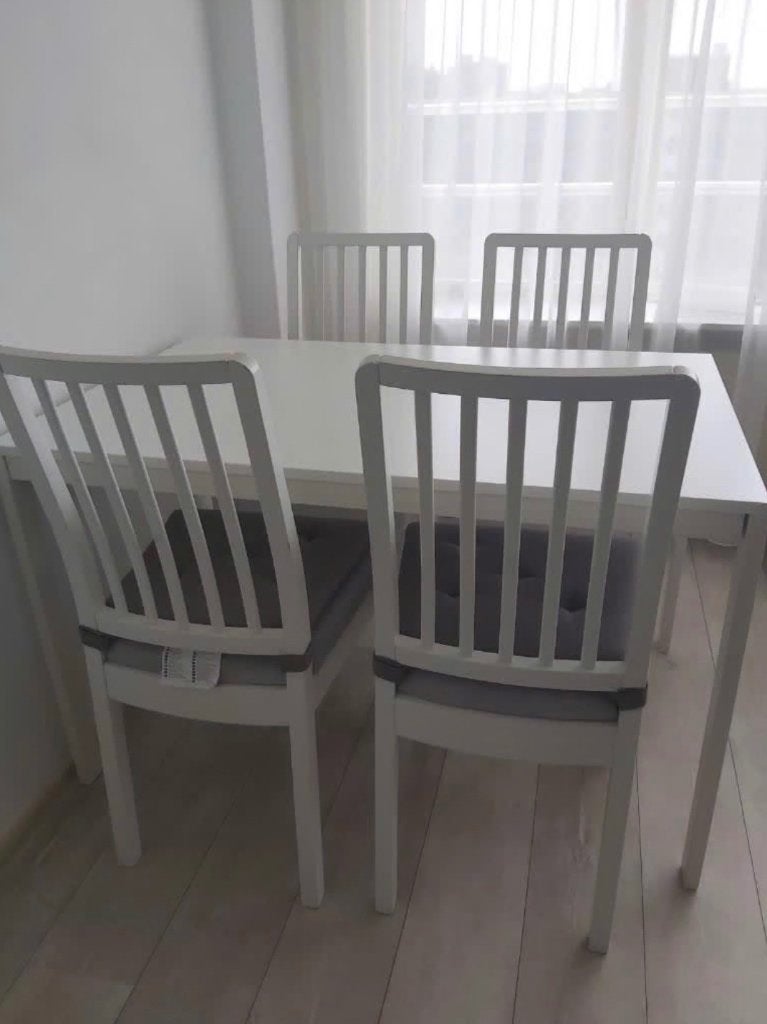 Uittrekbare witte eettafel met 4 stoelen, Huis en Inrichting, Tafels | Eettafels, Ophalen, Gebruikt, Landelijk modern, 50 tot 100 cm