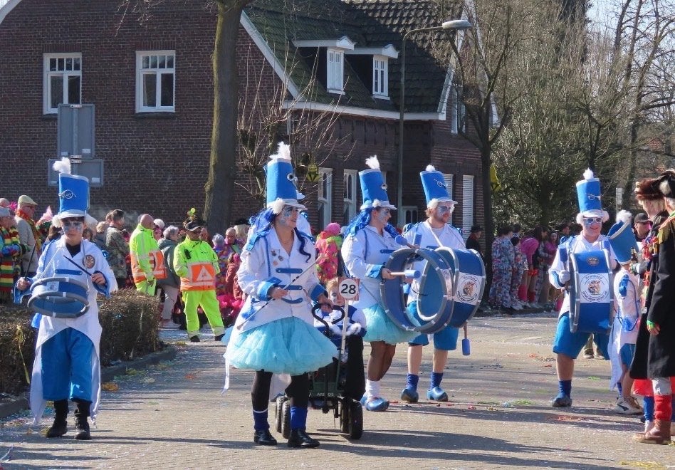 Carnavalskleding: Blauw-wit fanfare kostuum, Carnaval, Kleding, Gedragen, Ophalen