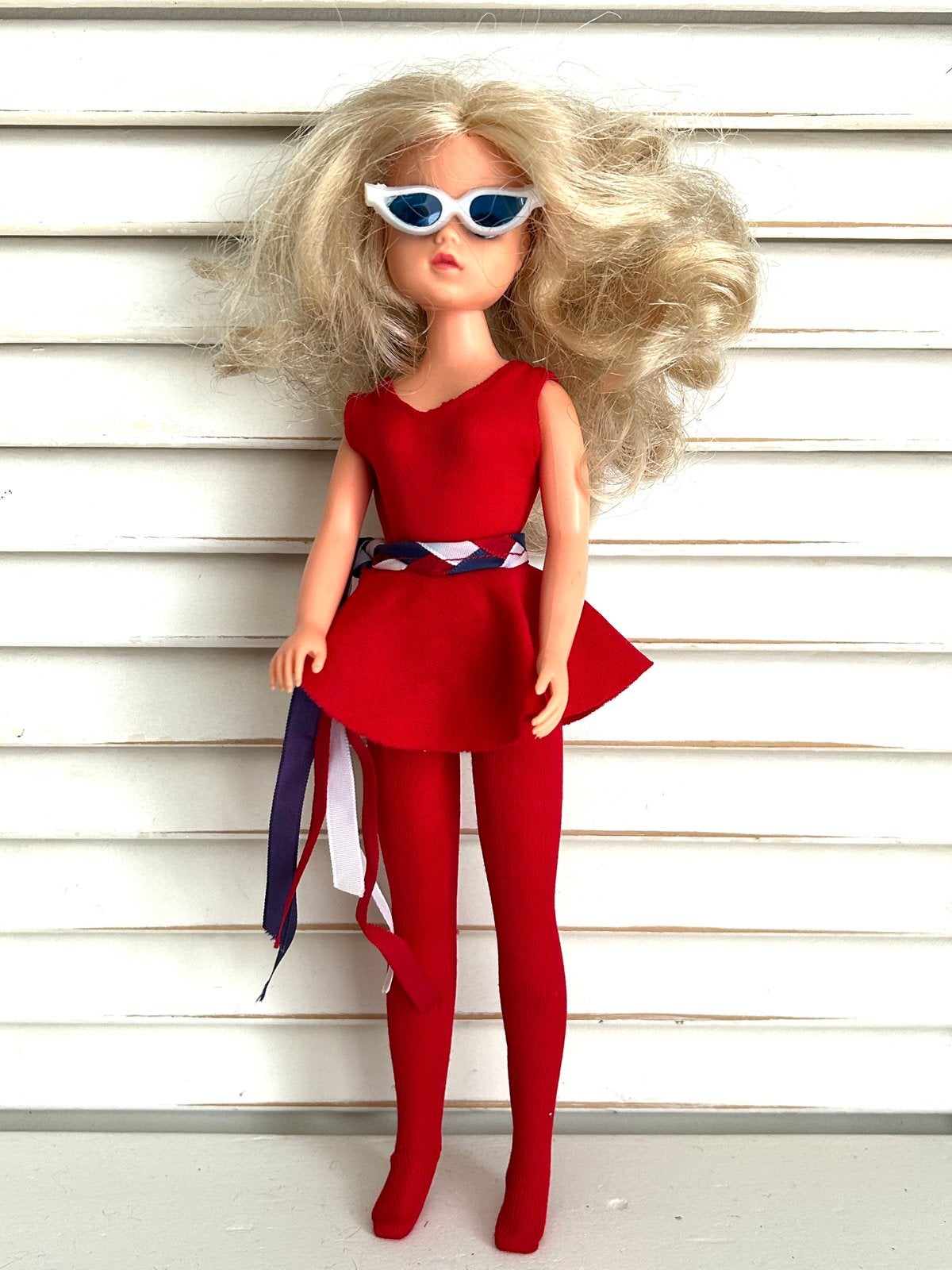 Vintage Sindy dancer pop met Barbie cat eyed zonnebril, Verzamelen, Poppen, Ophalen, Gebruikt, Pop