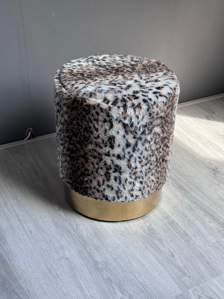 Leopardprint poef met gouden onderkant, Ophalen, Minder dan 50 cm, Rond, Zo goed als nieuw