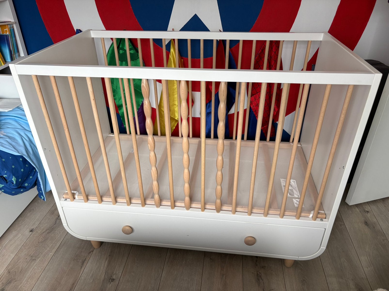 IKEA MYLLRA ledikant met lade | wit/hout | netjes gebruikt, Kinderen en Baby's, Ophalen, Zo goed als nieuw, Ledikant