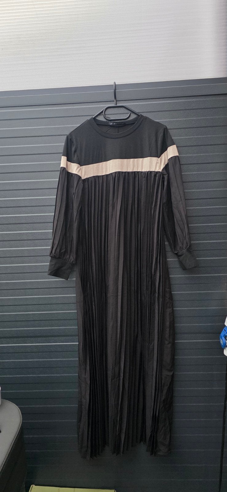 Zwarte geplooide maxi jurk met beige streep, Verzenden, Zwart, Maat 42/44 (L), Zo goed als nieuw