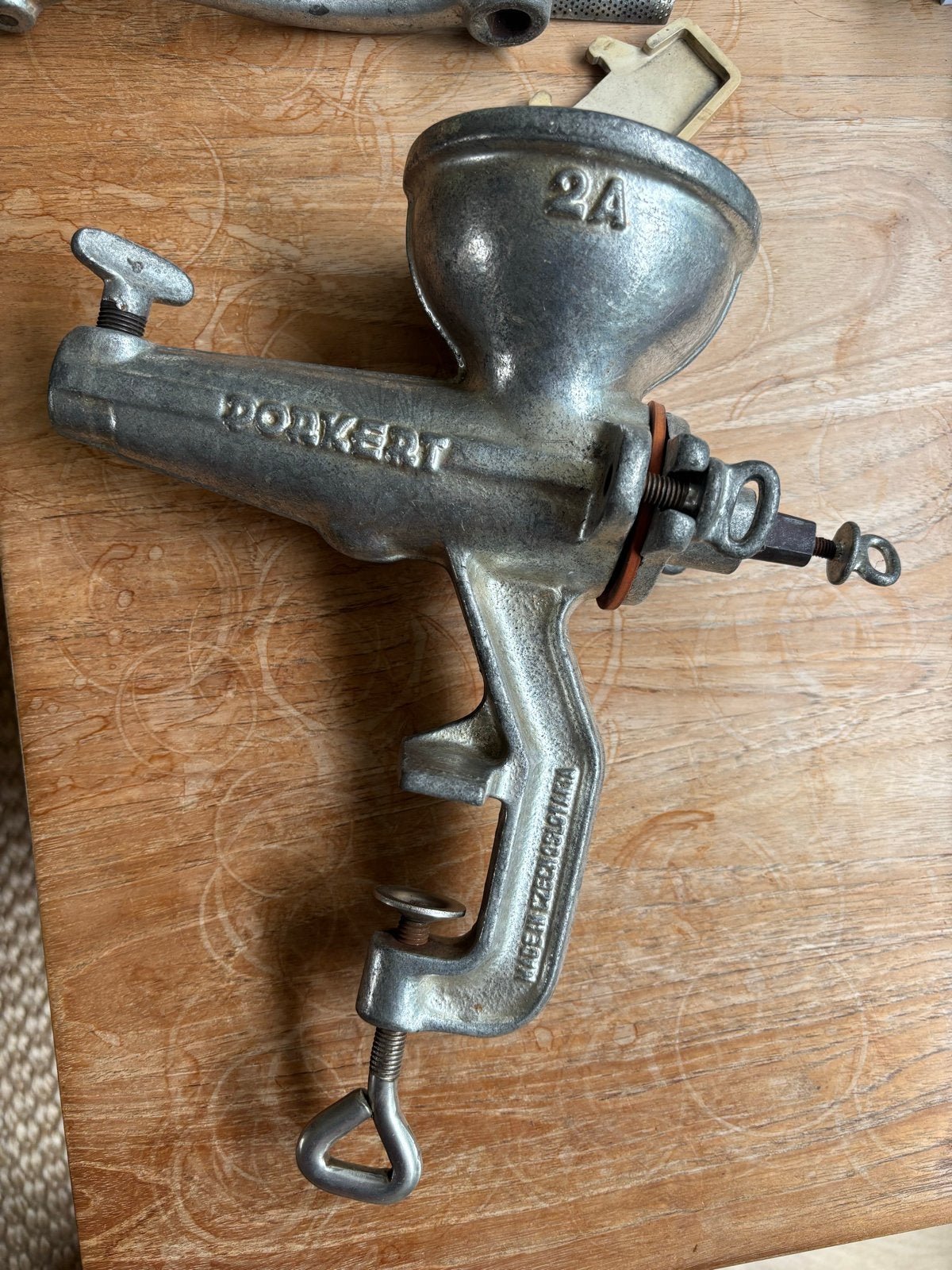 Vintage Porkert vleesmolen met diverse opzetstukken, Ophalen