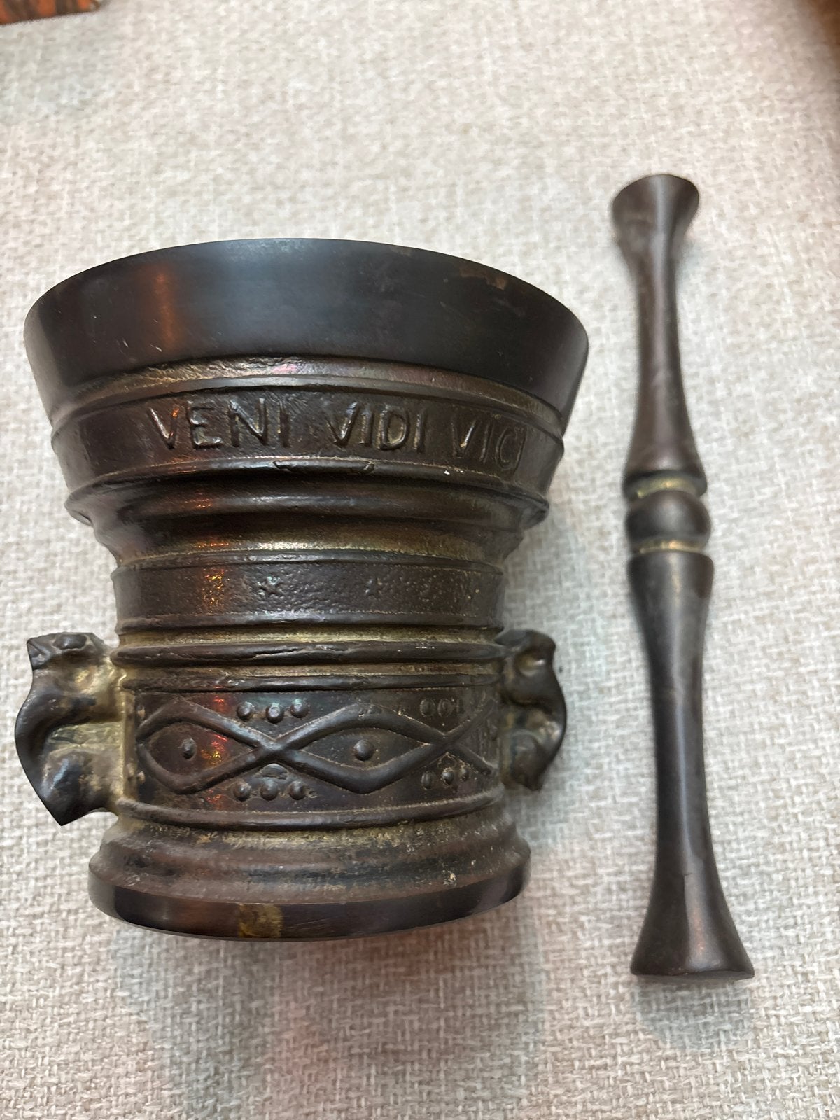 Antieke bronzen vijzel met stamper - Veni Vidi Vici, Ophalen of Verzenden