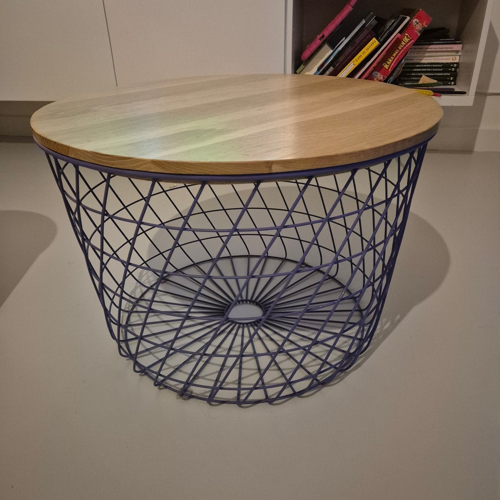 Ronde salontafel met houten blad en metalen mand, Huis en Inrichting, Gebruikt, 50 tot 100 cm, Modern, Industrieel, Rond