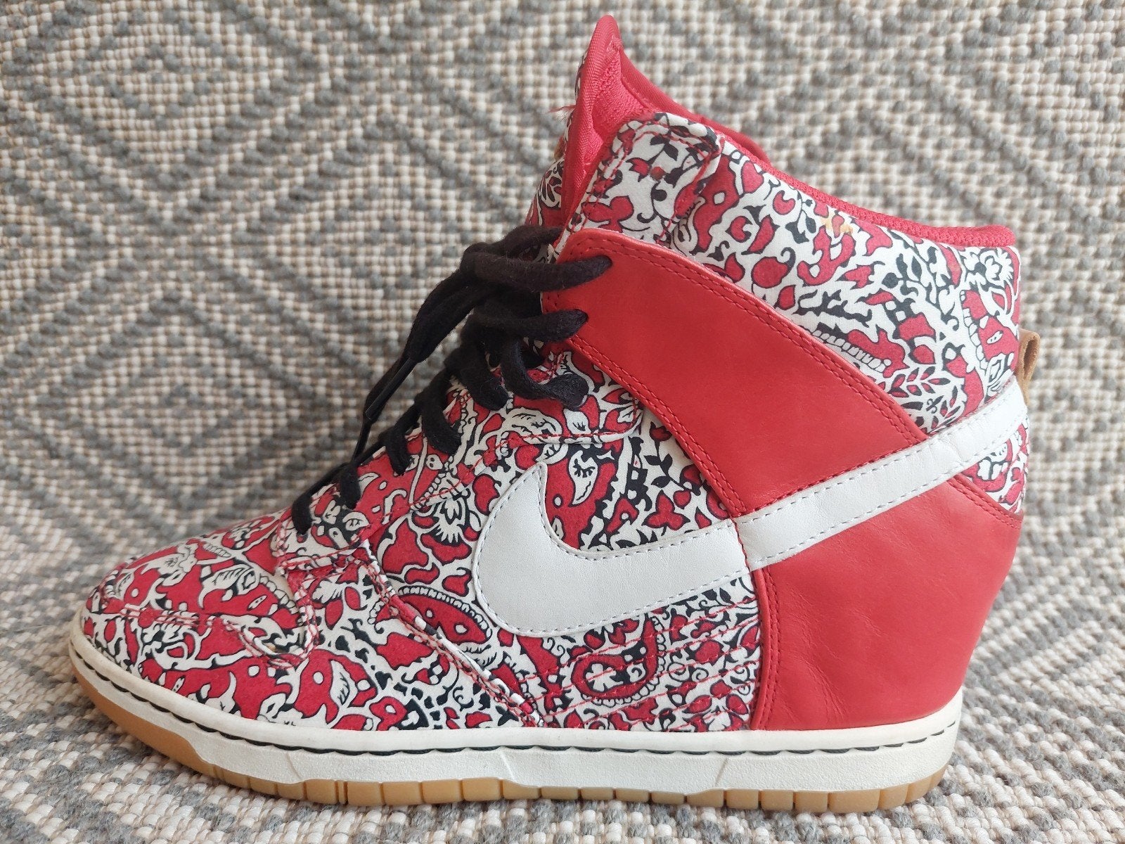 Nike dunk sky hi liberty of london red 42 wedge sleehak, Kleding | Dames, Schoenen, Nike, Ophalen of Verzenden, Rood, Sneakers of Gympen
