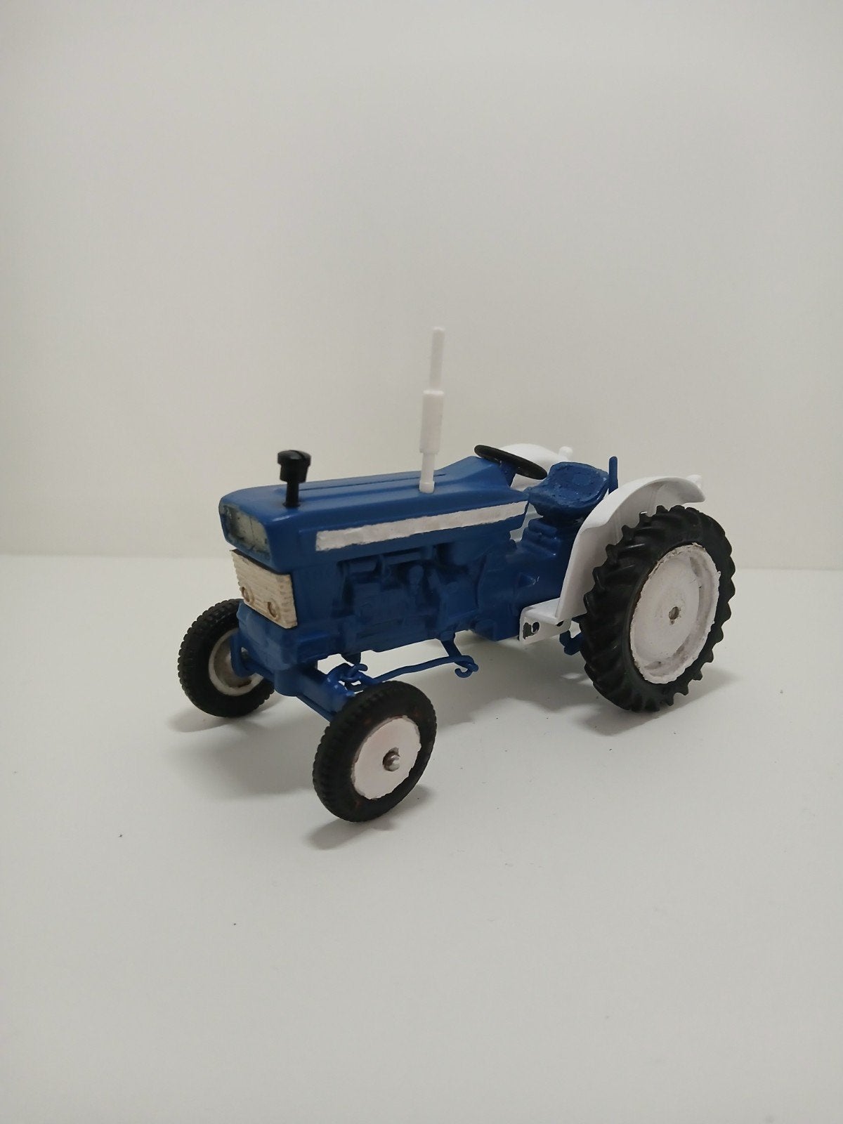 Ford 5000 1.32  oud model opgeknapt, Hobby en Vrije tijd, Modelauto's | 1:32, Ophalen of Verzenden, Zo goed als nieuw, Tractor of Landbouw