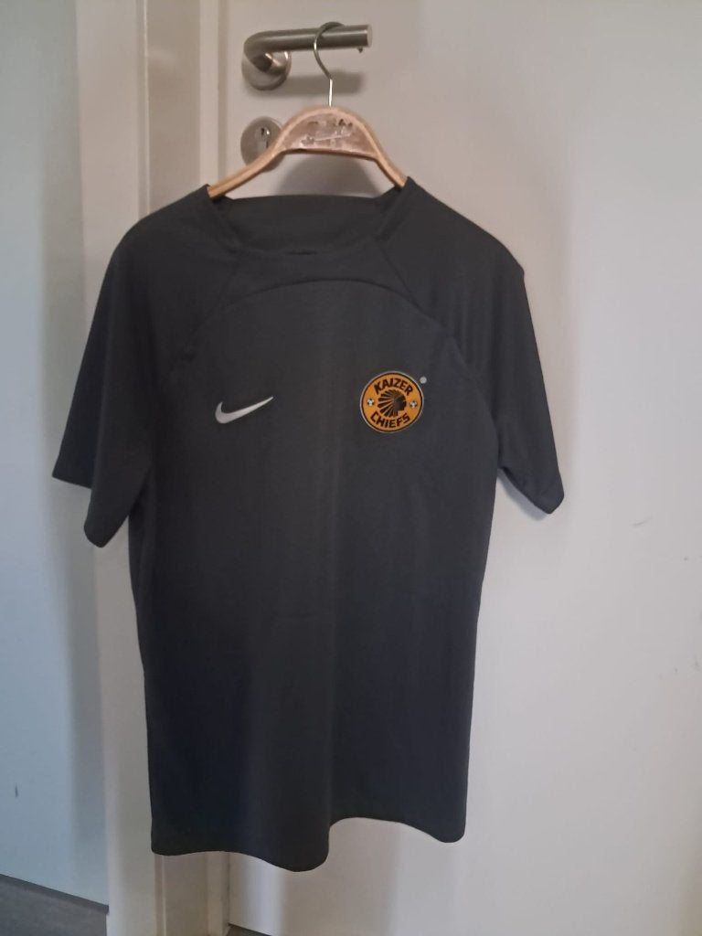 Kaizer Chiefs Nike trainingsshirt – zwart – maat M, Maat M, Ophalen of Verzenden, Zo goed als nieuw, Clubaccessoires