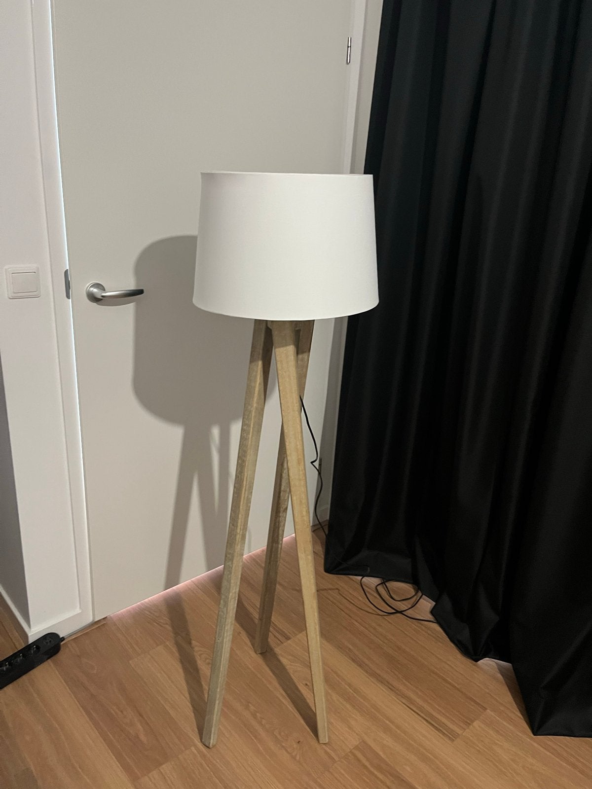 Scandinavische Vloerlamp - Houten Driehoek & Witte Kap, Ophalen, Zo goed als nieuw, Hout, 100 tot 150 cm