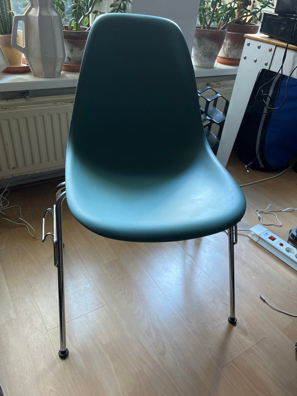 ( 2x) Vitra Eames DSR Stoel - Zeeblauw met Chromen Onderstel, Huis en Inrichting, Kunststof, Blauw, Ophalen of Verzenden, Zo goed als nieuw