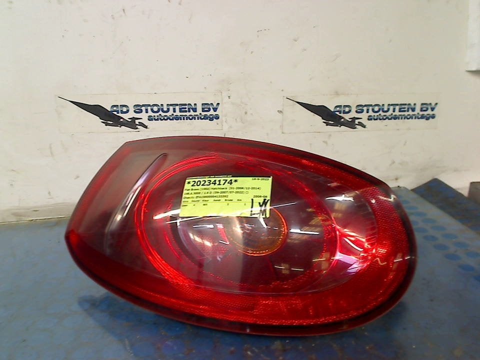 Achterlicht Links Fiat Bravo (198A) (2007-09/2014-12) e95653, FCA Germany GmbH, Gebruikt, IPC D1-09 Bahnhofsplatz, Rüsselsheim am Main 65423, , Duitsland