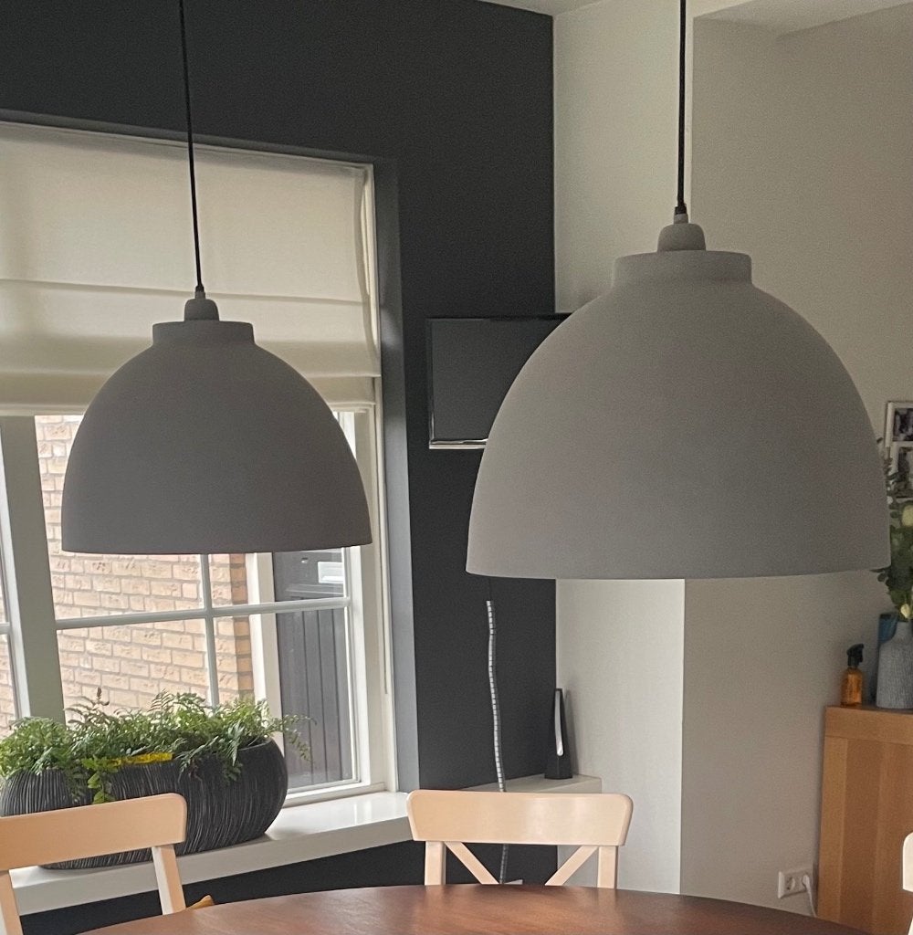 2 Betongrijze metalen hanglampen Light & Living, Huis en Inrichting, Lampen | Hanglampen, Ophalen, Zo goed als nieuw, Metaal, E27 (groot)