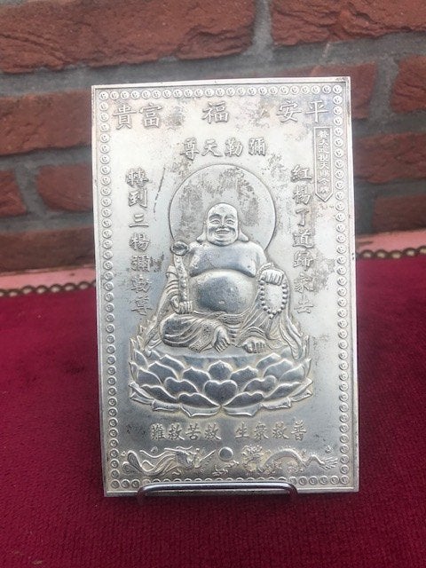 plaquette met geluksboeddha, Antiek en Kunst, Ritueel object, Ophalen of Verzenden, China, Metaal