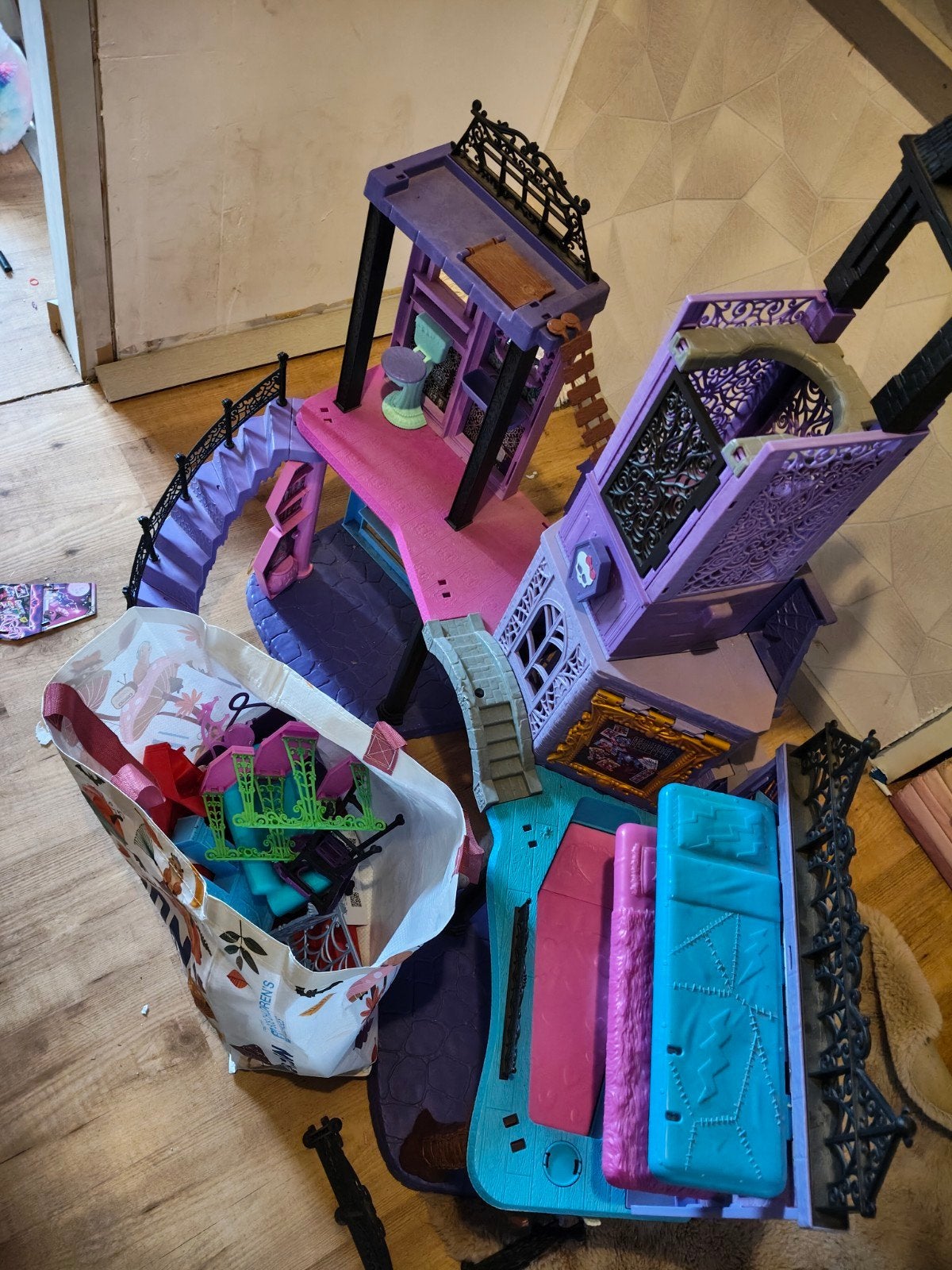 Monster High Poppenhuis met accessoires, Ophalen of Verzenden, Gebruikt, Poppenhuis