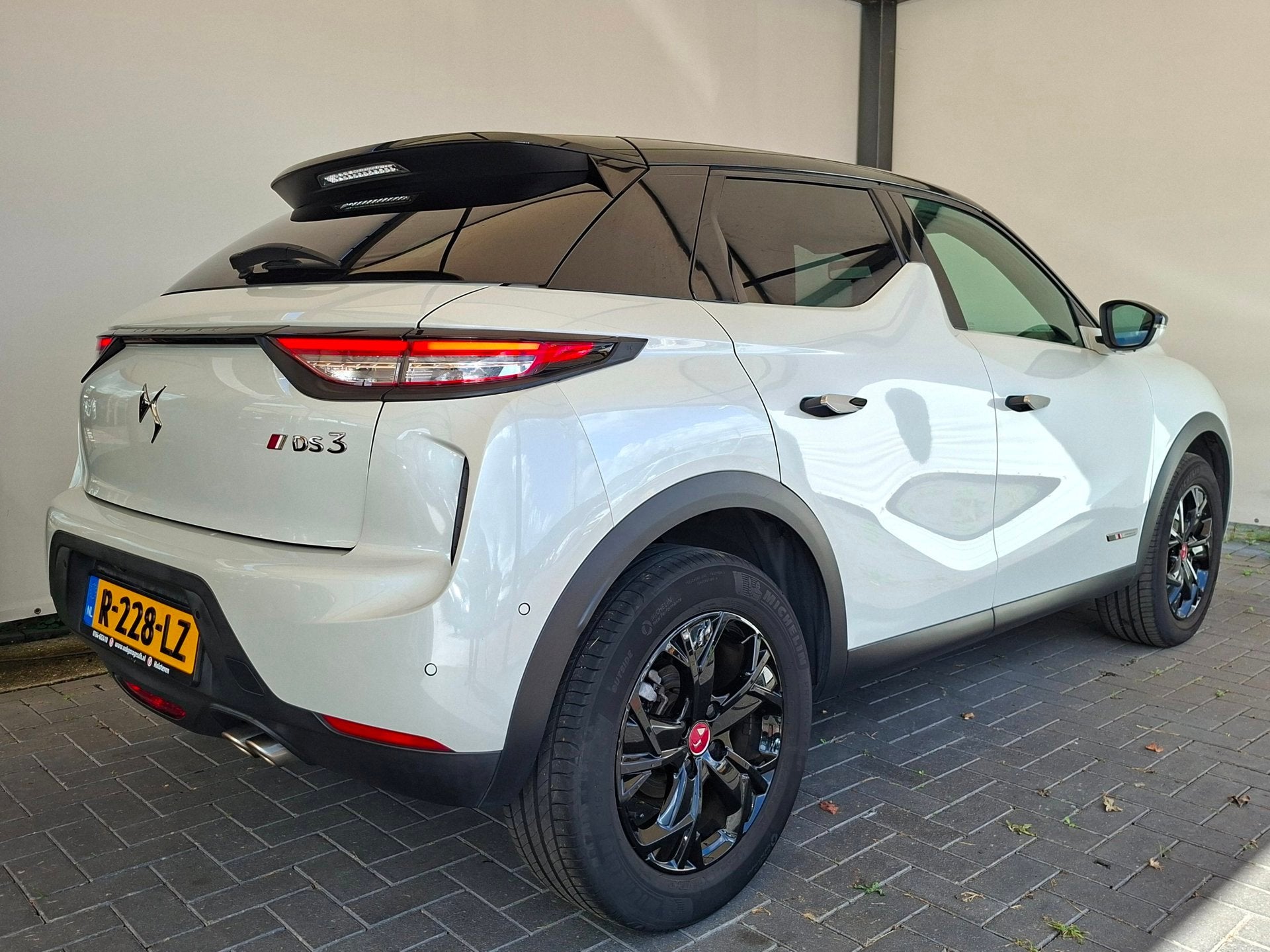 DS 3 Crossback 1.2 PureTech So Chic|Stoelverwarming|Adaptive, Auto's, Gebruikt, 1199 cc, Wit, Automatische klimaatregeling