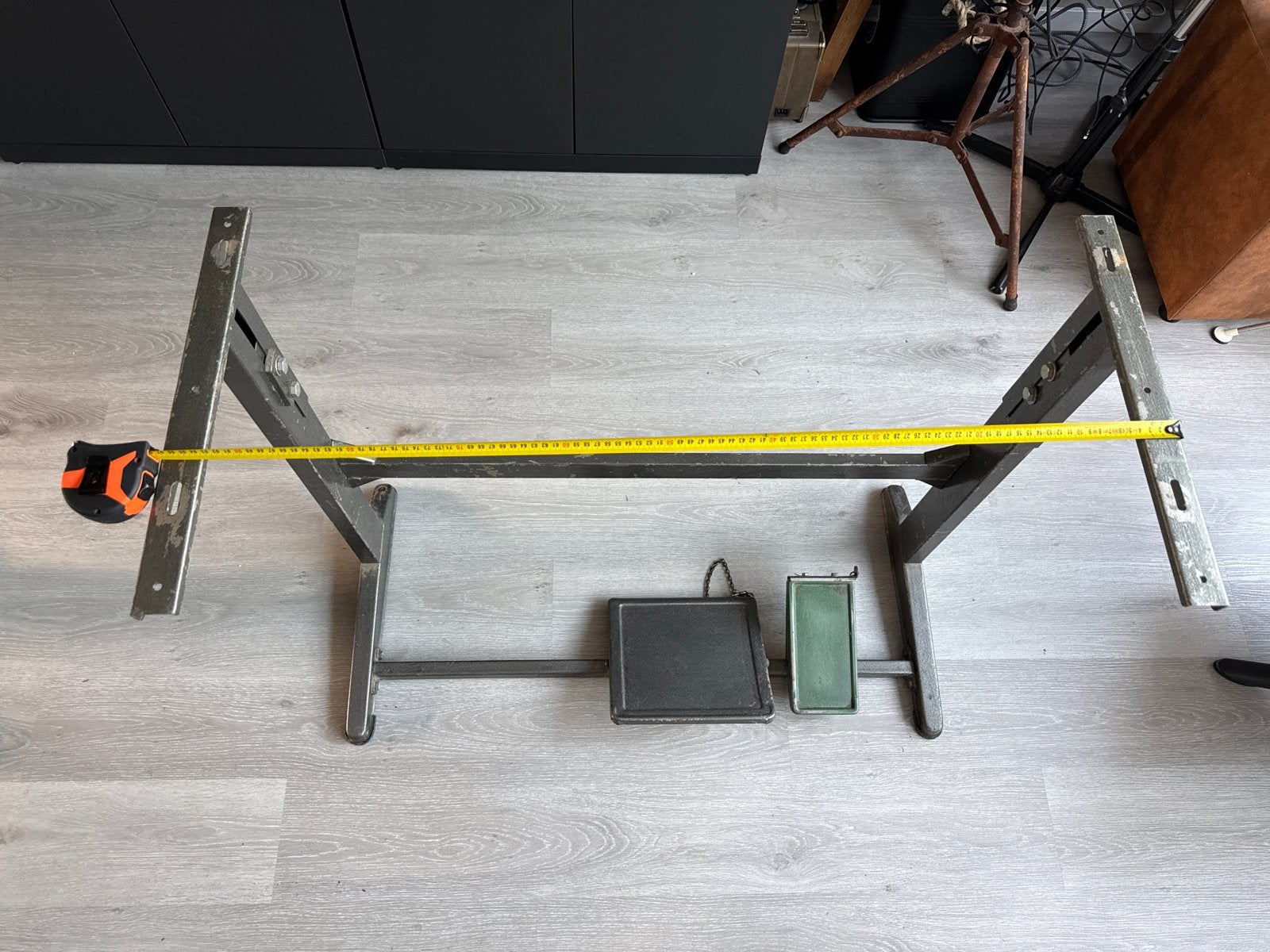 Stevige metalen naaitafel onderstel, 97 cm breed, 78 cm hoog, Ophalen, Tafelpoot, Gebruikt, 50 tot 100 cm