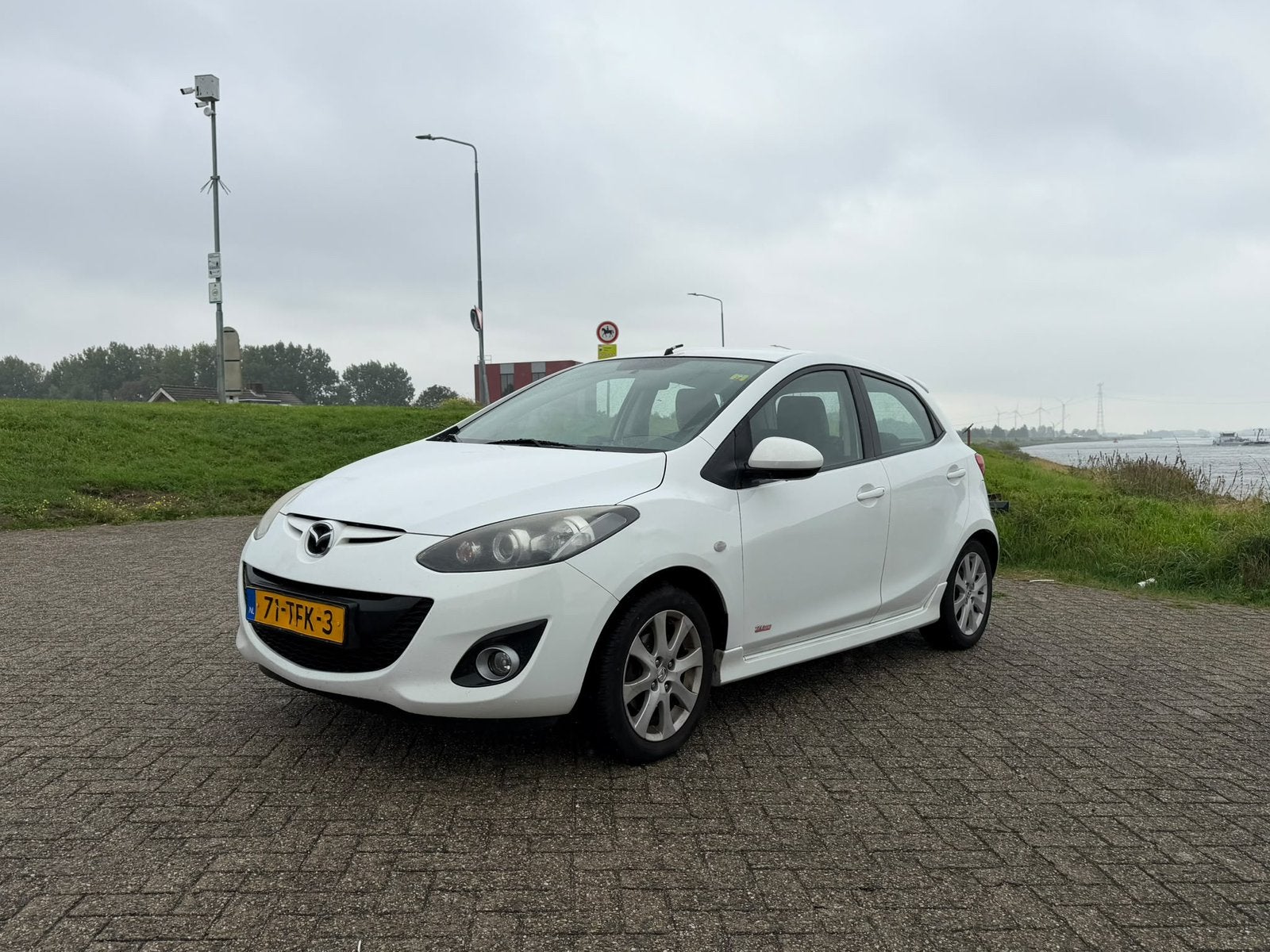 Mazda 2 1.3 Bifuel 62KW 5DRS 2012 Wit/ NAP/ stoelverwarming, Auto's, Voorwielaandrijving, 37 €/maand, Zwart, 4 cilinders