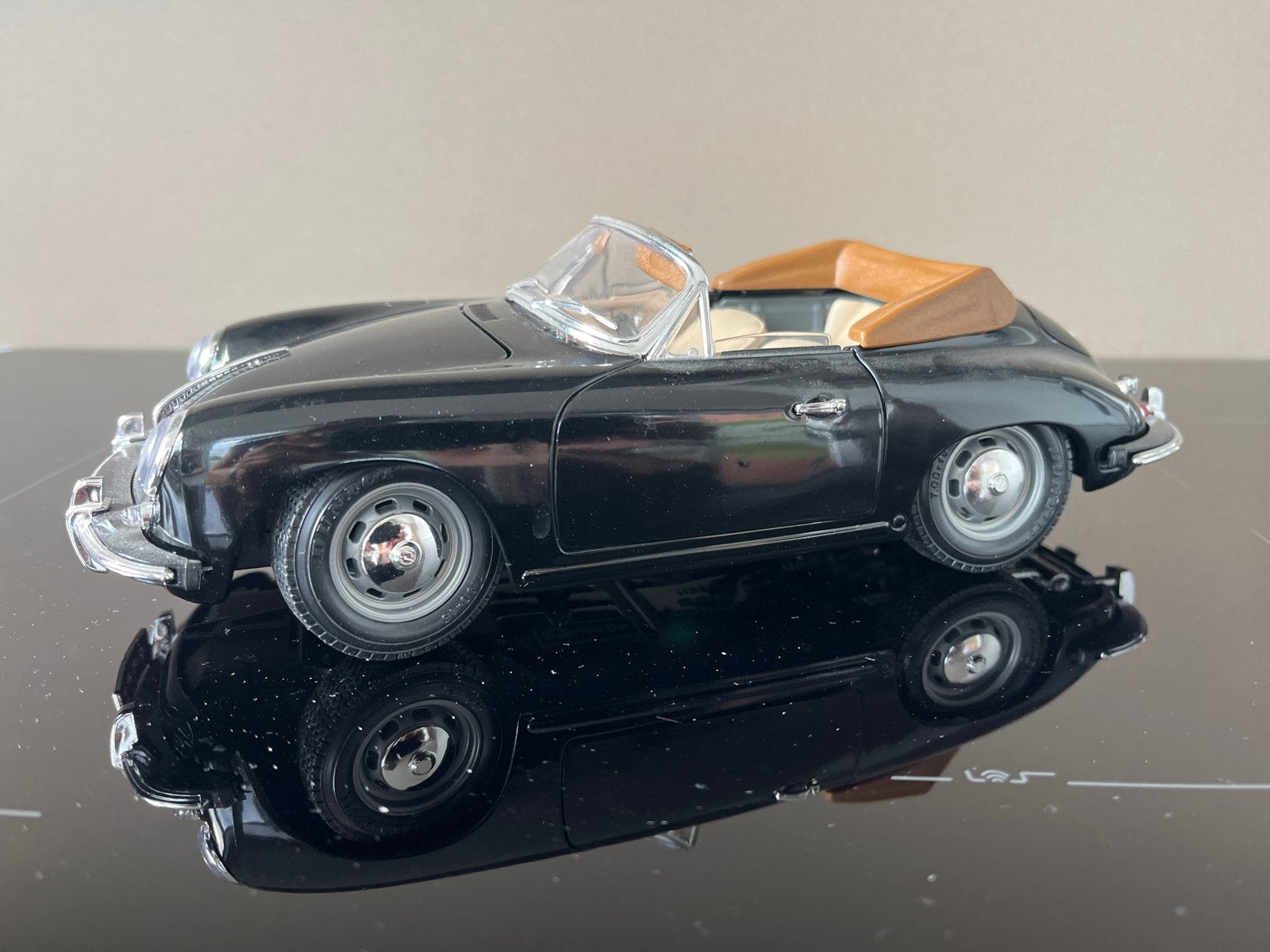 Porsche 356B Cabriolet Schaalmodel Zwart, Ophalen of Verzenden, Zo goed als nieuw, Auto, Bburago