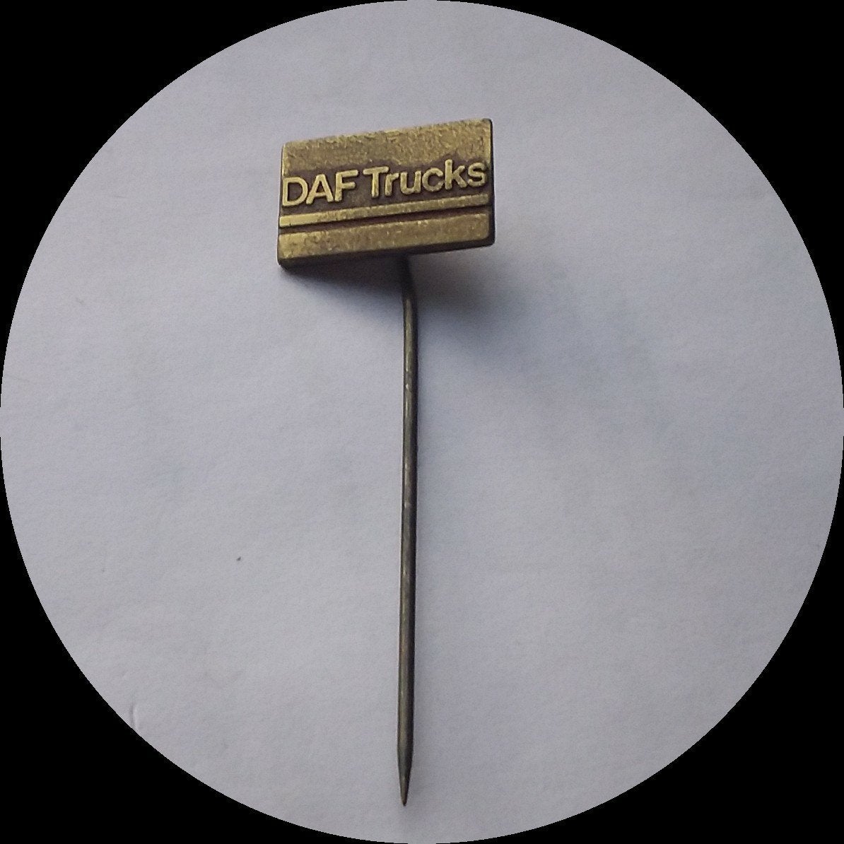 DAF trucks speldje  ,brons, Verzamelen, Speldjes, Pins en Buttons, Ophalen of Verzenden, Zo goed als nieuw, Transport, Speldje of Pin