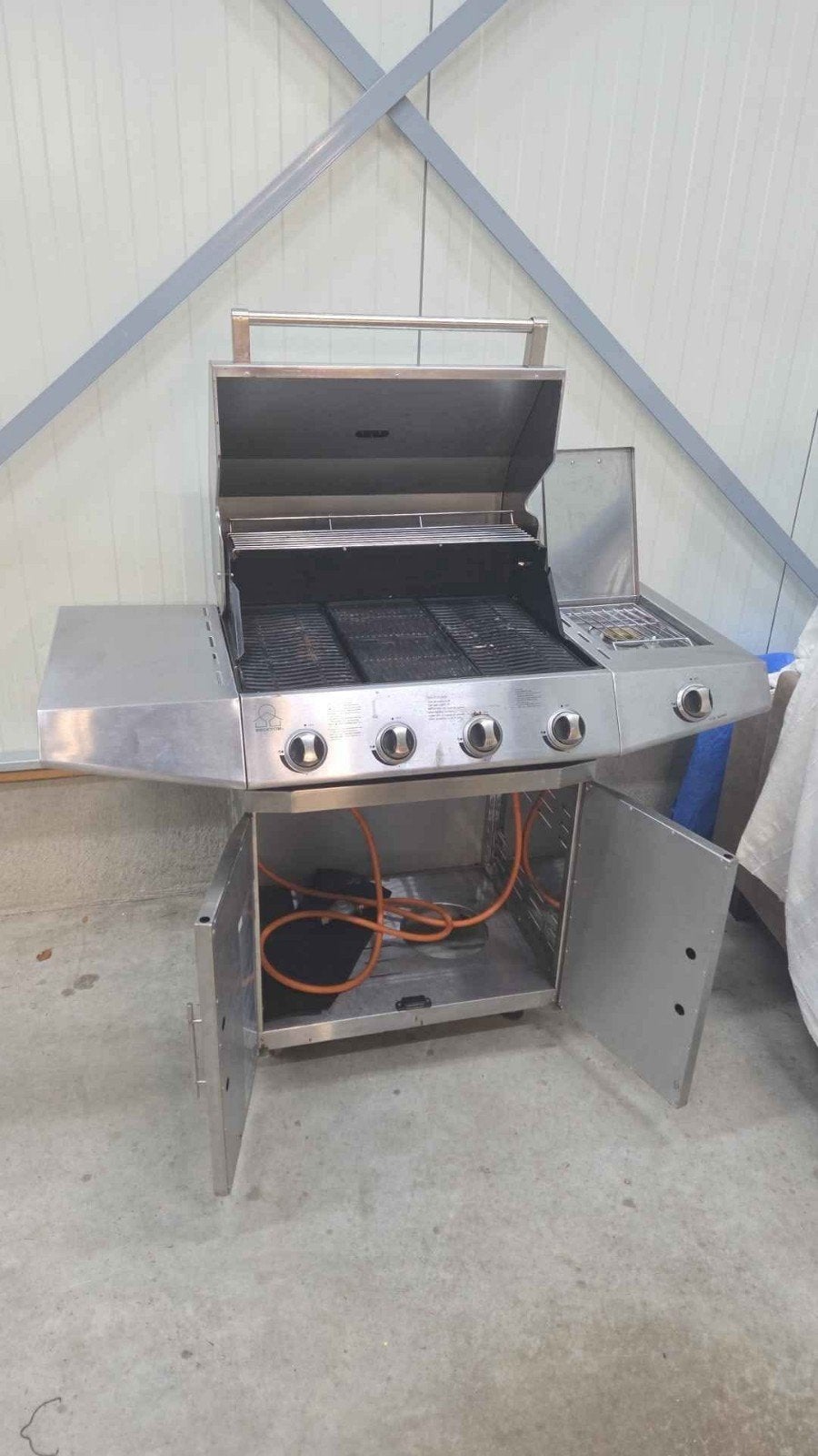 Foto 4 van RVS Gasbarbecue met 4 branders en zijbrander