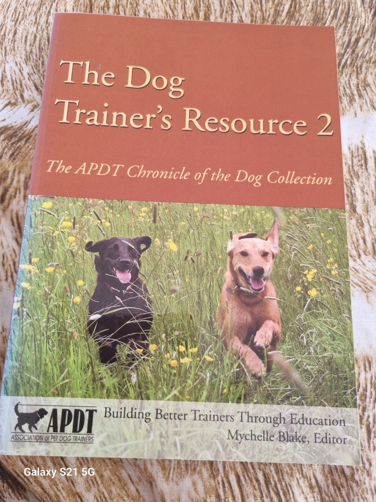 The Dog Trainer's Resource 2 - Honden training boek, Ophalen of Verzenden, Zo goed als nieuw, Honden, Mychelle Blake, Editor