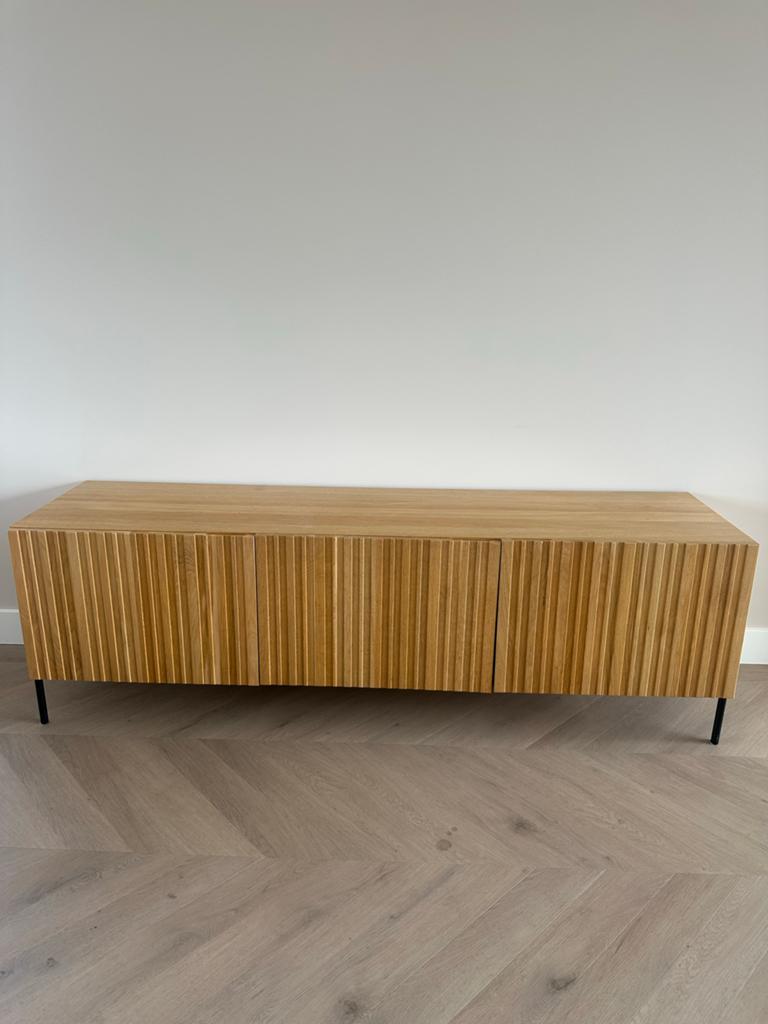 Woood tv meubel gravure eiken 150 cm, Huis en Inrichting, Kasten | Dressoirs, Ophalen, Gebruikt, 100 tot 150 cm, Eikenhout