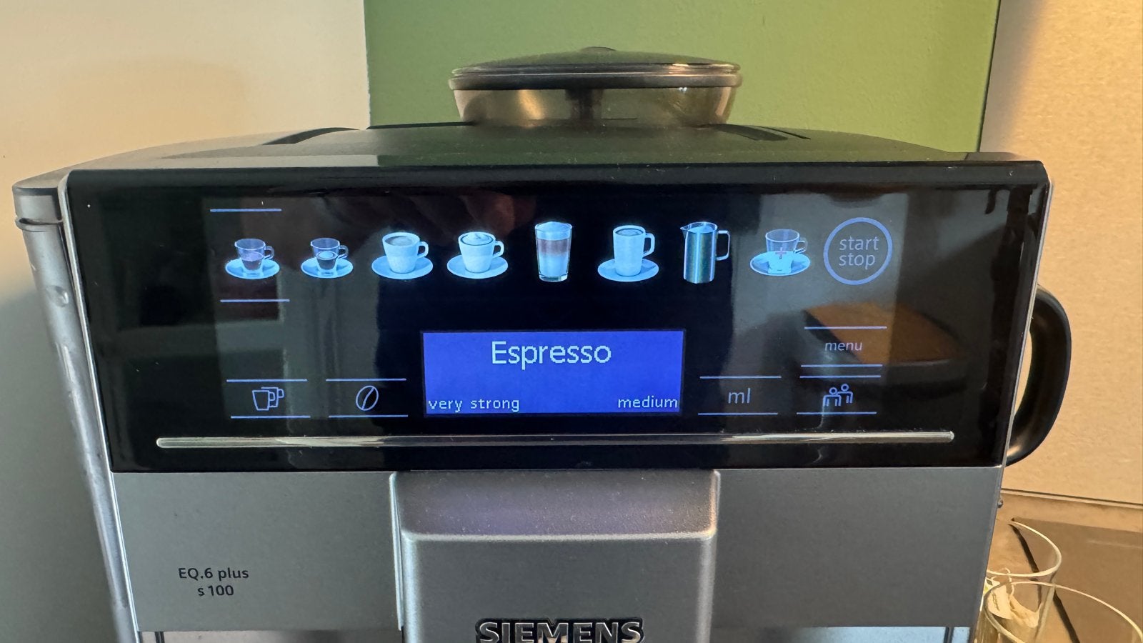Siemens EQ.6 plus s100 volautomatische koffiemachine, Afneembaar waterreservoir, Gebruikt, 10 kopjes of meer, Koffiemachine