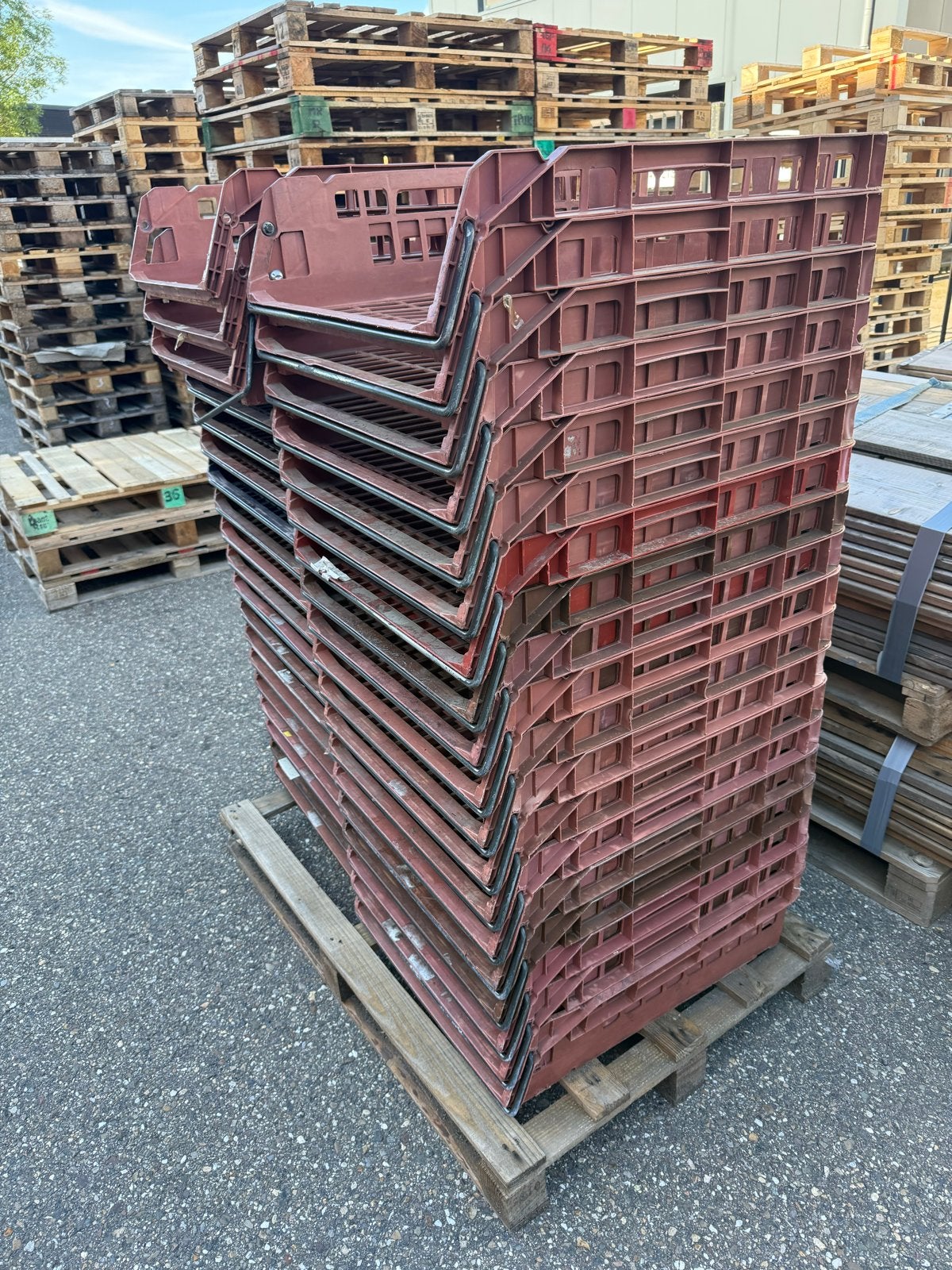 Pallet met broodkratten, Ophalen
