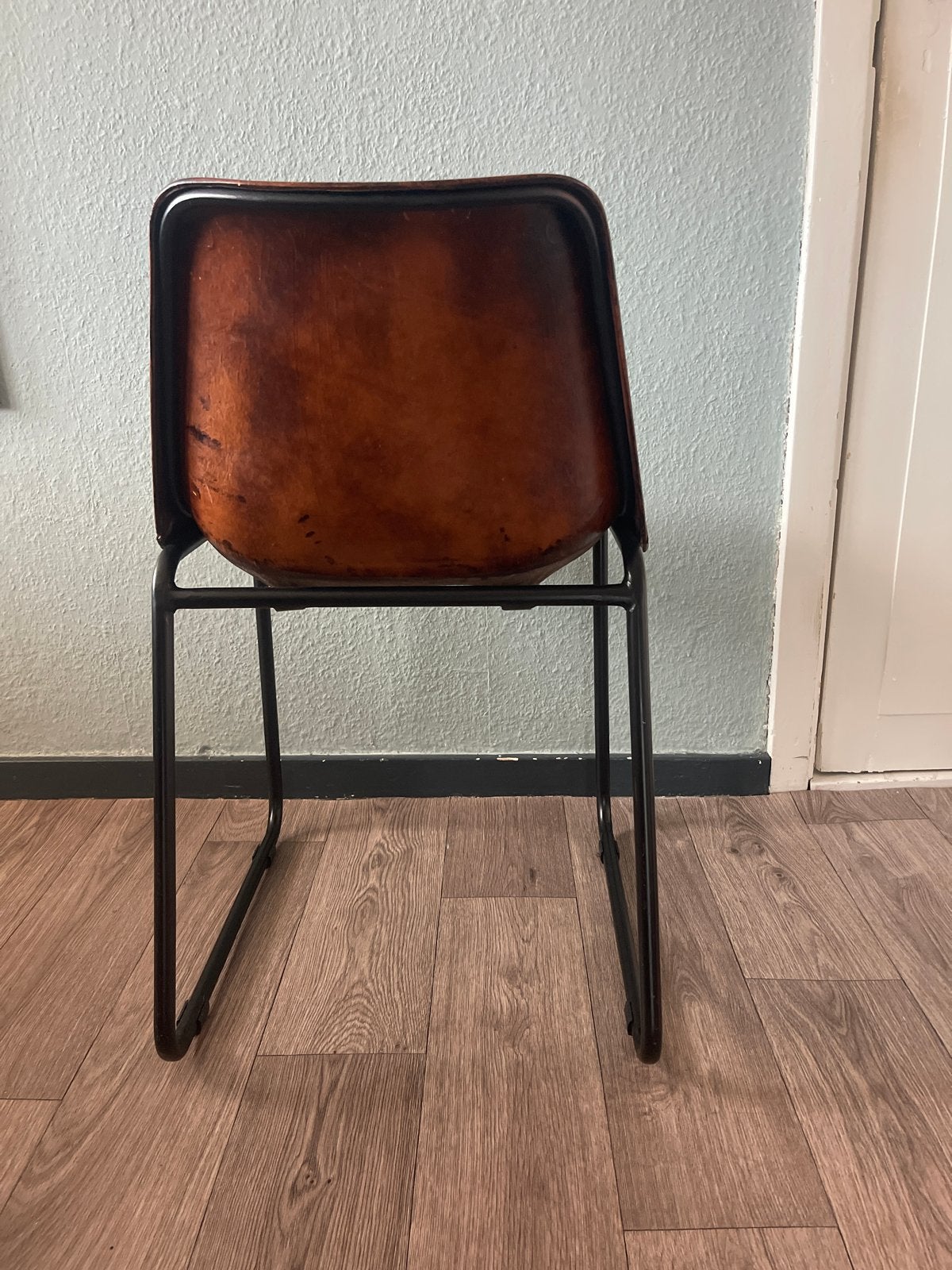 Foto 4 van Ronde eettafel met 6 vintage kuipstoelen