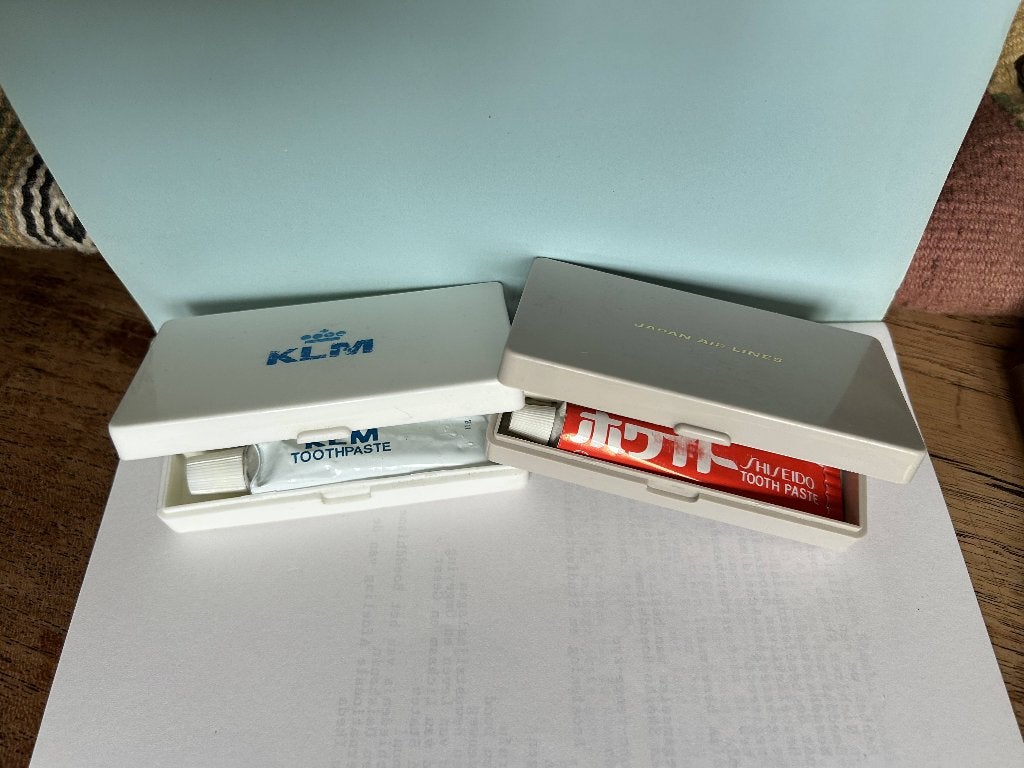 Twee vintage tandenborstelsets KLM - Japan Air Lines, Verzamelen, Ophalen of Verzenden, Zo goed als nieuw, Overige typen