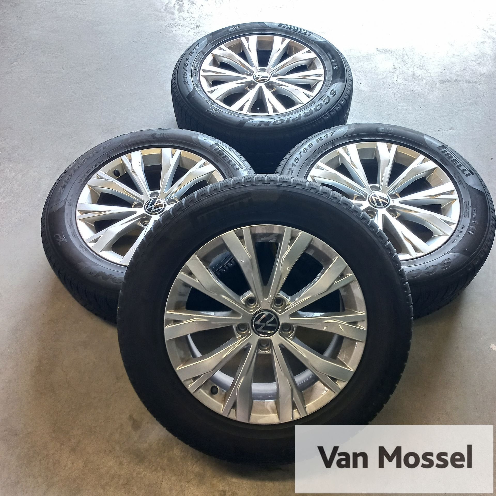 Volkswagen Tiguan Pirelli Scorpion Winter 215/65/R17 99H, -, -, Banden en Velgen, 17 inch