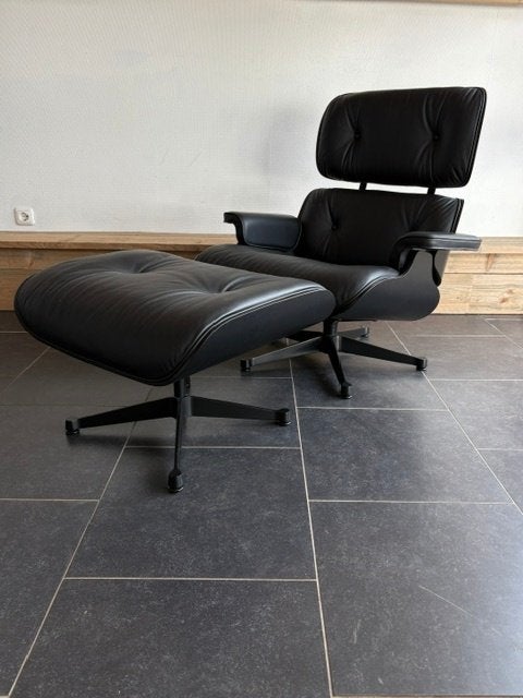 Vitra Eames Lounge Chair met Ottoman, full black, 2023, Vitra, Design, Mvt, 75 tot 100 cm