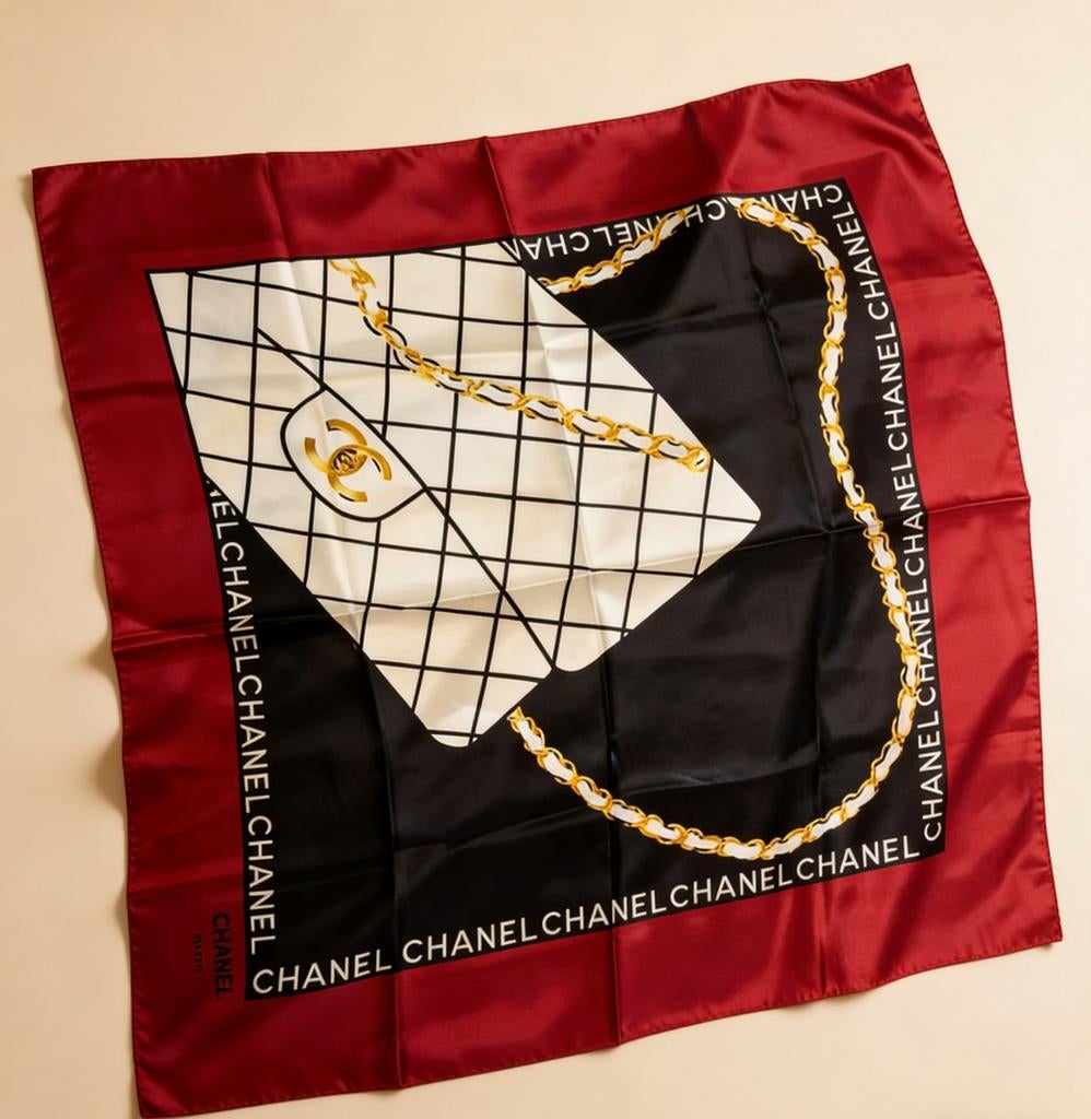 Chanel zijden sjaal met tasprint en kettingdetails, Kleding | Dames, Overige Dameskleding, Chanel, Ophalen of Verzenden, Zo goed als nieuw