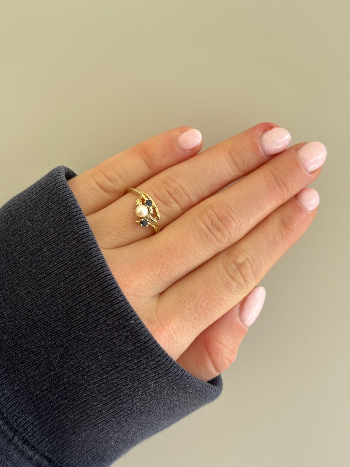 9 karaat Gouden Ring met Parel en Saffieren, Verzenden, Zo goed als nieuw, 17 tot 18, Met edelsteen