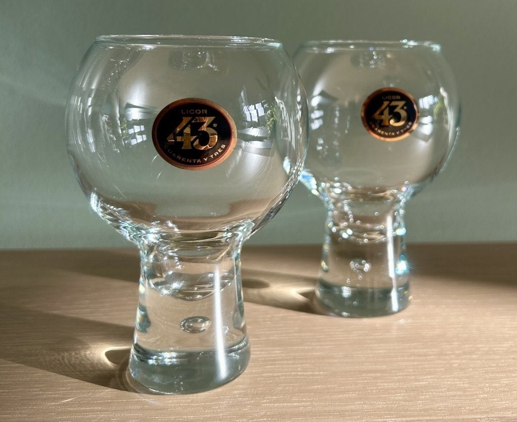 Twee Licor 43 Cuarenta y Tres glazen op voet met bubbel, Ophalen of Verzenden, Zo goed als nieuw, Borrel- of Shotglas