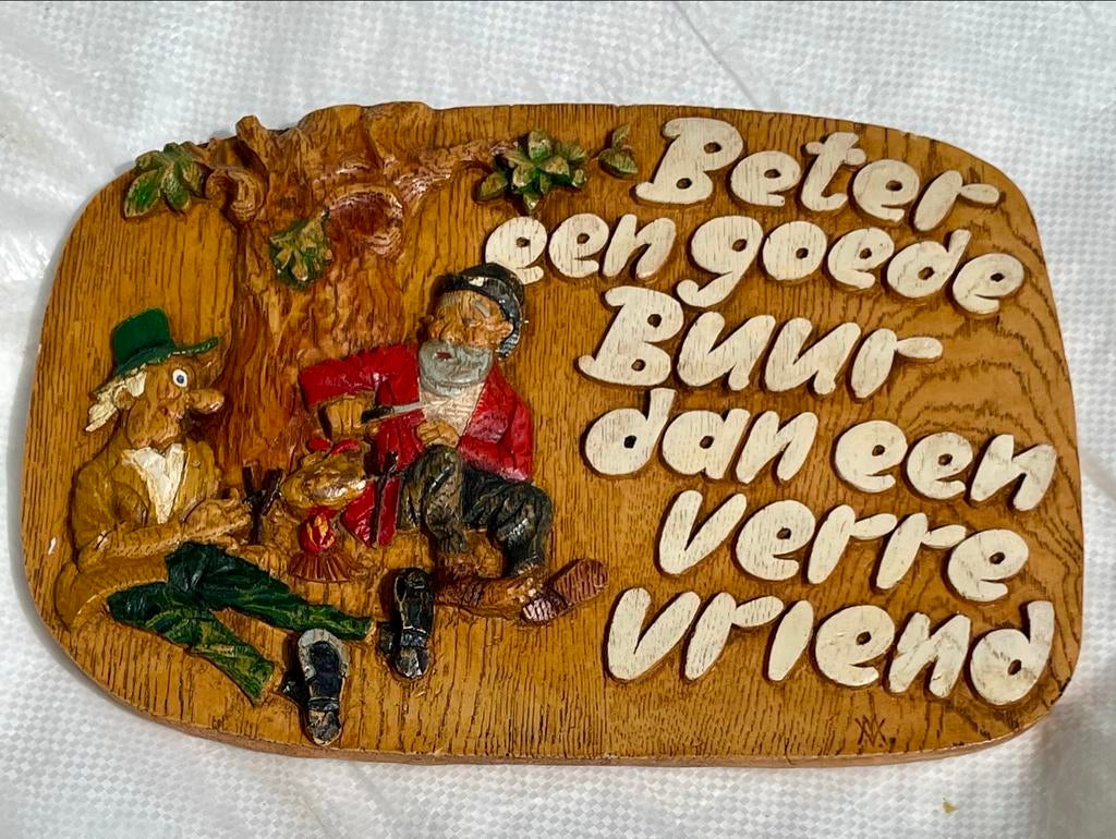 Stenen wanddecoratie 'Beter een goede buur', Gebruikt, Hout, Ophalen of Verzenden, Bruin
