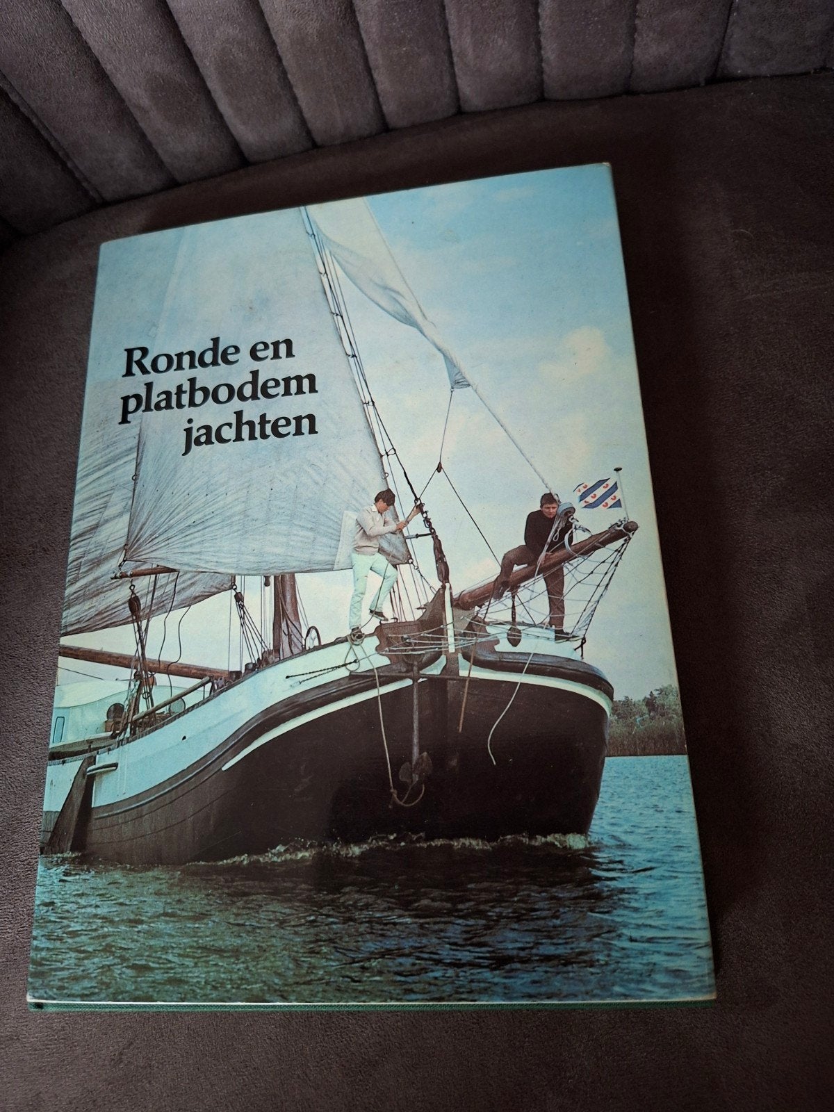 Ronde en platbodem jachten - Boek over zeilen, Boeken, Ophalen of Verzenden, Gelezen, Overige onderwerpen, Onbekend