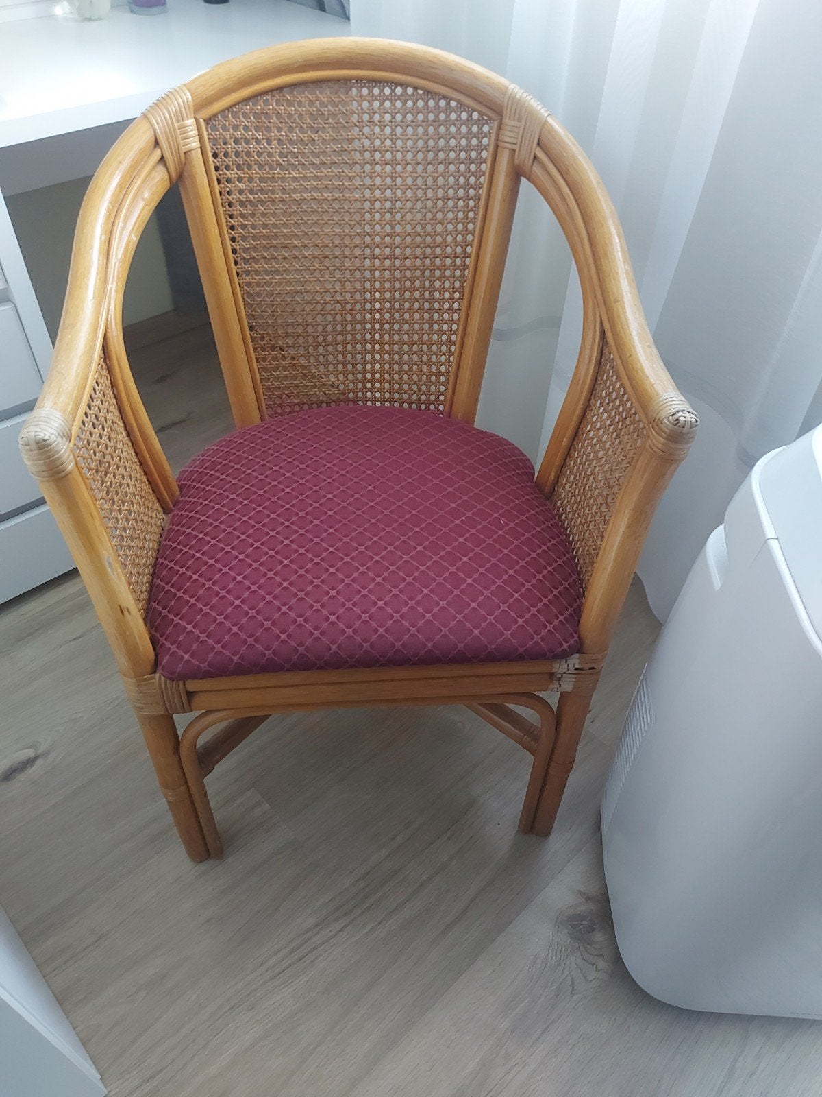 Rotan stoel met rood kussen, Huis en Inrichting, Stoelen, Gebruikt, Bruin, Riet of Rotan, Ophalen of Verzenden