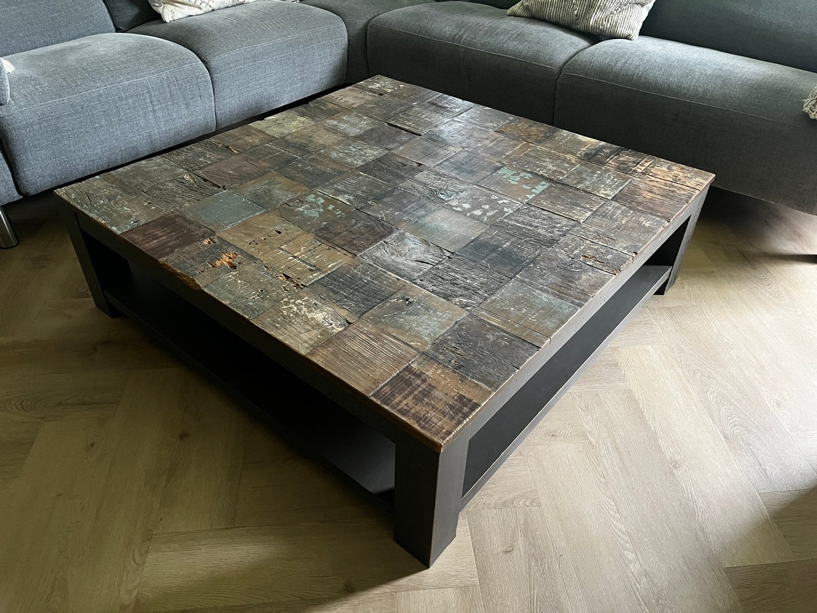 Robuuste Salon Tafel met Multi-Houten Blad en Taupe Onderste, Ophalen, Gebruikt, 100 tot 150 cm, Vierkant