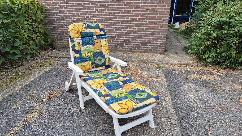 Ligbed / tuinstoel met kussen - wit kunststof, Ophalen, Gebruikt, Kunststof, Verstelbaar